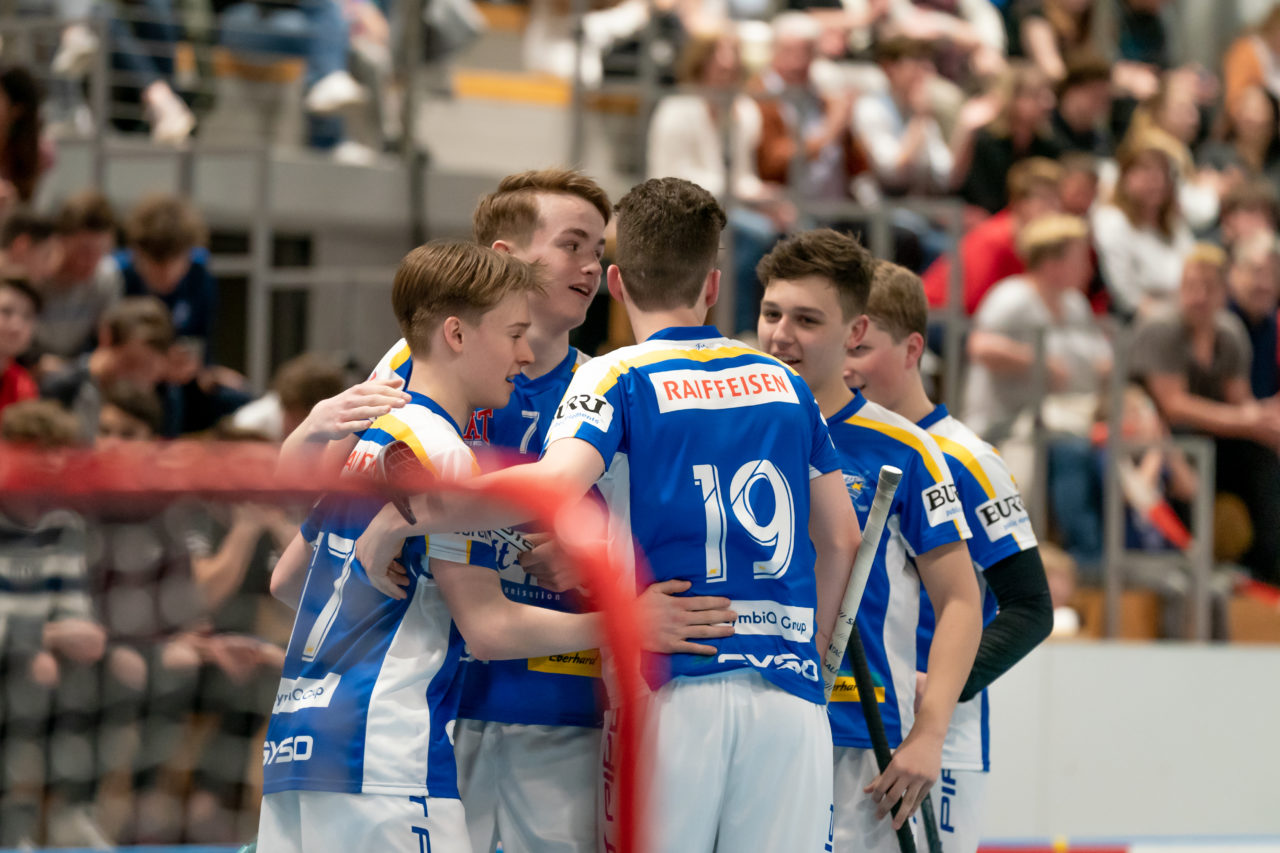 Ruebisbach (Kloten), 23.03.2019, Unihockey Junioren U16 B Playoffs, Kloten-Dietlikon Jets - Nesslau Sharks, Torjubel Jets

(Claudio Schwarz, unihockey-fotos.ch)

Copyright: Claudio Schwarz, unihockey-fotos.ch – Dieses Bild wurde durch swiss unihockey lizenziert und darf ausschliesslich auf den Online-Kanälen von swiss unihockey verwendet werden. Die redaktionelle oder kommerzielle Nutzung durch Dritte (Medien, Vereine, Unternehmen oder Privatpersonen) per Download von diesem flickr-Account ist ausgeschlossen. Das Bild kann bei Interesse via unihockey-fotos.ch kostenpflichtig lizenziert werden. unihockey-fotos.ch behält sich vor, fehlbaren Medien, Vereinen, Unternehmen oder Privatpersonen Bilder mit einem Zuschlag in Rechnung zu stellen.