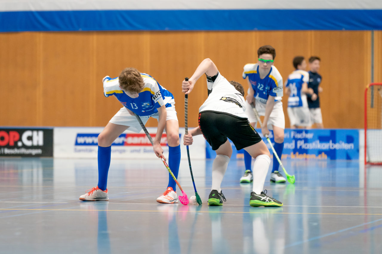 Ruebisbach (Kloten), 23.03.2019, Unihockey Junioren U16 B Playoffs, Kloten-Dietlikon Jets - Nesslau Sharks, Josua Hess (Nr. 13, Kloten-Dietlikon Jets) beim Bully gegen Sven Gebert (Nr. 2, Nesslau Sharks)

(Claudio Schwarz, unihockey-fotos.ch)

Copyright: Claudio Schwarz, unihockey-fotos.ch – Dieses Bild wurde durch swiss unihockey lizenziert und darf ausschliesslich auf den Online-Kanälen von swiss unihockey verwendet werden. Die redaktionelle oder kommerzielle Nutzung durch Dritte (Medien, Vereine, Unternehmen oder Privatpersonen) per Download von diesem flickr-Account ist ausgeschlossen. Das Bild kann bei Interesse via unihockey-fotos.ch kostenpflichtig lizenziert werden. unihockey-fotos.ch behält sich vor, fehlbaren Medien, Vereinen, Unternehmen oder Privatpersonen Bilder mit einem Zuschlag in Rechnung zu stellen.