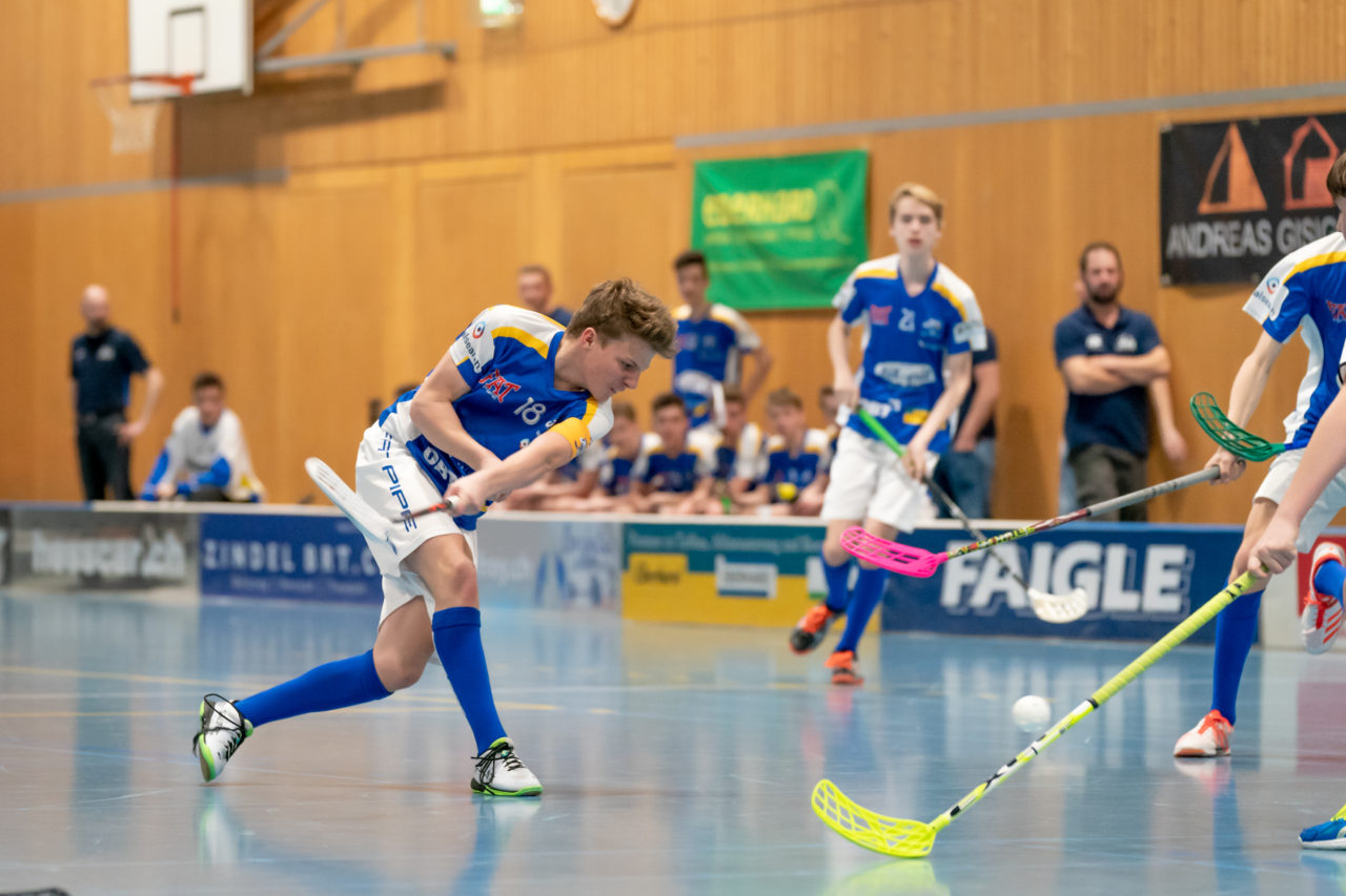 Ruebisbach (Kloten), 23.03.2019, Unihockey Junioren U16 B Playoffs, Kloten-Dietlikon Jets - Nesslau Sharks, Cedric Suter (Nr. 18, Kloten-Dietlikon Jets) mit einem Abschlussversuch

(Claudio Schwarz, unihockey-fotos.ch)

Copyright: Claudio Schwarz, unihockey-fotos.ch – Dieses Bild wurde durch swiss unihockey lizenziert und darf ausschliesslich auf den Online-Kanälen von swiss unihockey verwendet werden. Die redaktionelle oder kommerzielle Nutzung durch Dritte (Medien, Vereine, Unternehmen oder Privatpersonen) per Download von diesem flickr-Account ist ausgeschlossen. Das Bild kann bei Interesse via unihockey-fotos.ch kostenpflichtig lizenziert werden. unihockey-fotos.ch behält sich vor, fehlbaren Medien, Vereinen, Unternehmen oder Privatpersonen Bilder mit einem Zuschlag in Rechnung zu stellen.