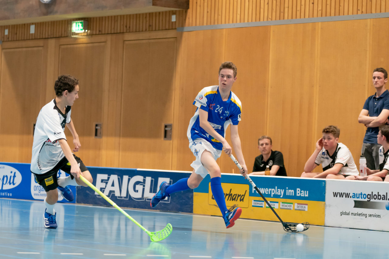 Ruebisbach (Kloten), 23.03.2019, Unihockey Junioren U16 B Playoffs, Kloten-Dietlikon Jets - Nesslau Sharks, Nils Fleisch (Nr. 24, Kloten-Dietlikon Jets) am Ball

(Claudio Schwarz, unihockey-fotos.ch)

Copyright: Claudio Schwarz, unihockey-fotos.ch – Dieses Bild wurde durch swiss unihockey lizenziert und darf ausschliesslich auf den Online-Kanälen von swiss unihockey verwendet werden. Die redaktionelle oder kommerzielle Nutzung durch Dritte (Medien, Vereine, Unternehmen oder Privatpersonen) per Download von diesem flickr-Account ist ausgeschlossen. Das Bild kann bei Interesse via unihockey-fotos.ch kostenpflichtig lizenziert werden. unihockey-fotos.ch behält sich vor, fehlbaren Medien, Vereinen, Unternehmen oder Privatpersonen Bilder mit einem Zuschlag in Rechnung zu stellen.