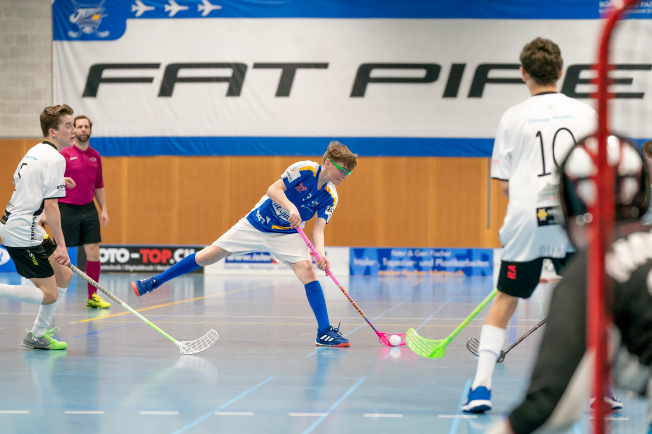 Ruebisbach (Kloten), 23.03.2019, Unihockey Junioren U16 B Playoffs, Kloten-Dietlikon Jets - Nesslau Sharks, Andreas Frei (Nr. 3, Kloten-Dietlikon Jets) mit einem Abschlussversuch

(Claudio Schwarz, unihockey-fotos.ch)

Copyright: Claudio Schwarz, unihockey-fotos.ch – Dieses Bild wurde durch swiss unihockey lizenziert und darf ausschliesslich auf den Online-Kanälen von swiss unihockey verwendet werden. Die redaktionelle oder kommerzielle Nutzung durch Dritte (Medien, Vereine, Unternehmen oder Privatpersonen) per Download von diesem flickr-Account ist ausgeschlossen. Das Bild kann bei Interesse via unihockey-fotos.ch kostenpflichtig lizenziert werden. unihockey-fotos.ch behält sich vor, fehlbaren Medien, Vereinen, Unternehmen oder Privatpersonen Bilder mit einem Zuschlag in Rechnung zu stellen.