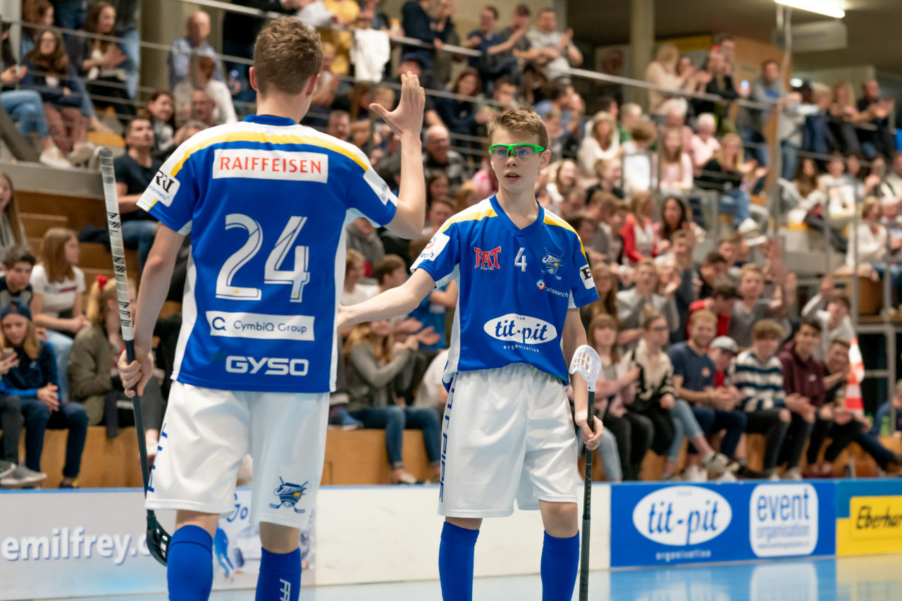 Ruebisbach (Kloten), 23.03.2019, Unihockey Junioren U16 B Playoffs, Kloten-Dietlikon Jets - Nesslau Sharks, Nils Fleisch (Nr. 24, Kloten-Dietlikon Jets) jubelt mit Niklas Nussbaumer (Nr. 4, Kloten-Dietlikon Jets) über seinen Treffer

(Claudio Schwarz, unihockey-fotos.ch)

Copyright: Claudio Schwarz, unihockey-fotos.ch – Dieses Bild wurde durch swiss unihockey lizenziert und darf ausschliesslich auf den Online-Kanälen von swiss unihockey verwendet werden. Die redaktionelle oder kommerzielle Nutzung durch Dritte (Medien, Vereine, Unternehmen oder Privatpersonen) per Download von diesem flickr-Account ist ausgeschlossen. Das Bild kann bei Interesse via unihockey-fotos.ch kostenpflichtig lizenziert werden. unihockey-fotos.ch behält sich vor, fehlbaren Medien, Vereinen, Unternehmen oder Privatpersonen Bilder mit einem Zuschlag in Rechnung zu stellen.