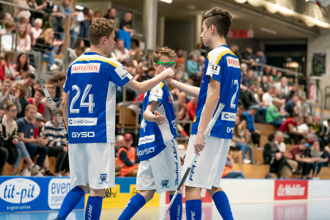 Ruebisbach (Kloten), 23.03.2019, Unihockey Junioren U16 B Playoffs, Kloten-Dietlikon Jets - Nesslau Sharks, Torjubel Jets

(Claudio Schwarz, unihockey-fotos.ch)

Copyright: Claudio Schwarz, unihockey-fotos.ch – Dieses Bild wurde durch swiss unihockey lizenziert und darf ausschliesslich auf den Online-Kanälen von swiss unihockey verwendet werden. Die redaktionelle oder kommerzielle Nutzung durch Dritte (Medien, Vereine, Unternehmen oder Privatpersonen) per Download von diesem flickr-Account ist ausgeschlossen. Das Bild kann bei Interesse via unihockey-fotos.ch kostenpflichtig lizenziert werden. unihockey-fotos.ch behält sich vor, fehlbaren Medien, Vereinen, Unternehmen oder Privatpersonen Bilder mit einem Zuschlag in Rechnung zu stellen.