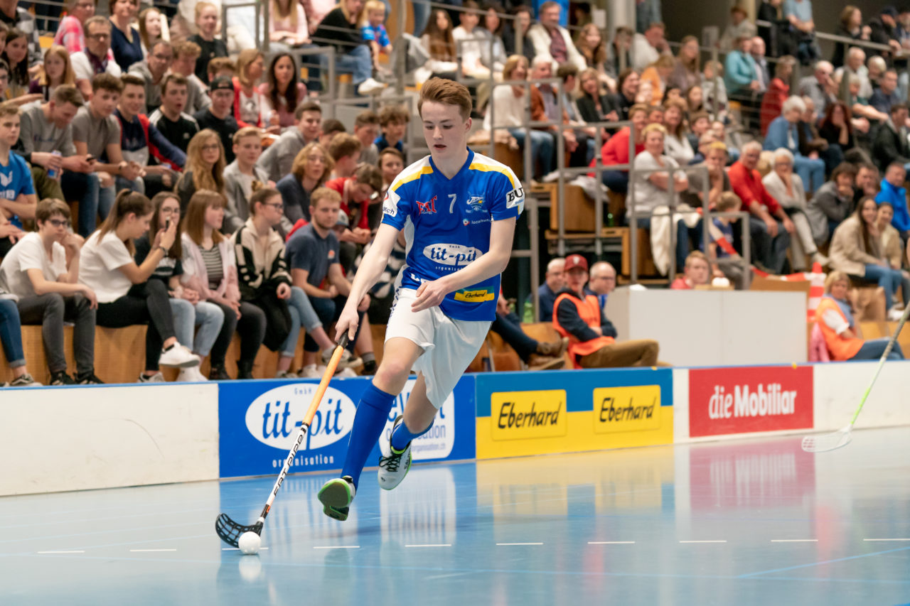 Ruebisbach (Kloten), 23.03.2019, Unihockey Junioren U16 B Playoffs, Kloten-Dietlikon Jets - Nesslau Sharks, Jens Dittrich (Nr. 7, Kloten-Dietlikon Jets) am Ball

(Claudio Schwarz, unihockey-fotos.ch)

Copyright: Claudio Schwarz, unihockey-fotos.ch – Dieses Bild wurde durch swiss unihockey lizenziert und darf ausschliesslich auf den Online-Kanälen von swiss unihockey verwendet werden. Die redaktionelle oder kommerzielle Nutzung durch Dritte (Medien, Vereine, Unternehmen oder Privatpersonen) per Download von diesem flickr-Account ist ausgeschlossen. Das Bild kann bei Interesse via unihockey-fotos.ch kostenpflichtig lizenziert werden. unihockey-fotos.ch behält sich vor, fehlbaren Medien, Vereinen, Unternehmen oder Privatpersonen Bilder mit einem Zuschlag in Rechnung zu stellen.