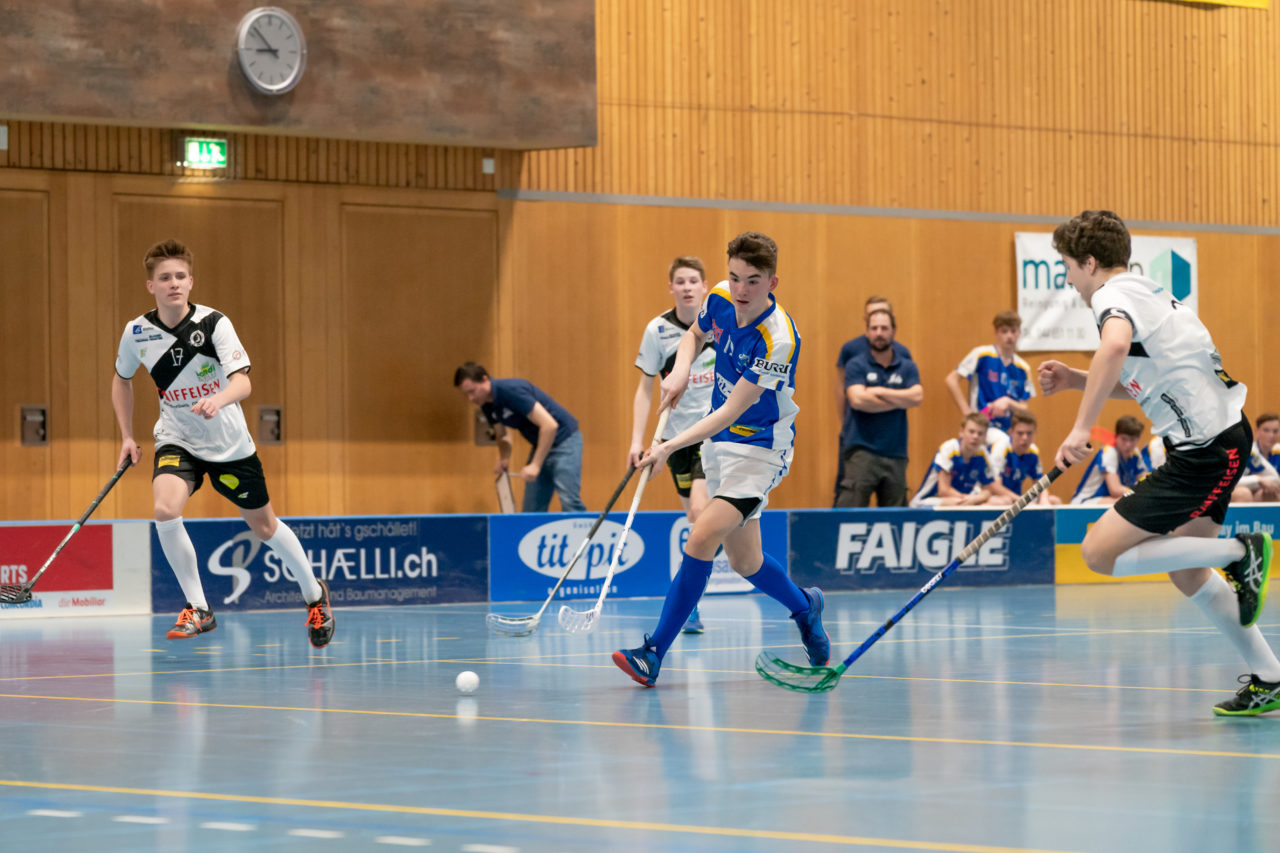 Ruebisbach (Kloten), 23.03.2019, Unihockey Junioren U16 B Playoffs, Kloten-Dietlikon Jets - Nesslau Sharks, Florian Debrunner (Nr. 19, Kloten-Dietlikon Jets) spielt einen Pass

(Claudio Schwarz, unihockey-fotos.ch)

Copyright: Claudio Schwarz, unihockey-fotos.ch – Dieses Bild wurde durch swiss unihockey lizenziert und darf ausschliesslich auf den Online-Kanälen von swiss unihockey verwendet werden. Die redaktionelle oder kommerzielle Nutzung durch Dritte (Medien, Vereine, Unternehmen oder Privatpersonen) per Download von diesem flickr-Account ist ausgeschlossen. Das Bild kann bei Interesse via unihockey-fotos.ch kostenpflichtig lizenziert werden. unihockey-fotos.ch behält sich vor, fehlbaren Medien, Vereinen, Unternehmen oder Privatpersonen Bilder mit einem Zuschlag in Rechnung zu stellen.