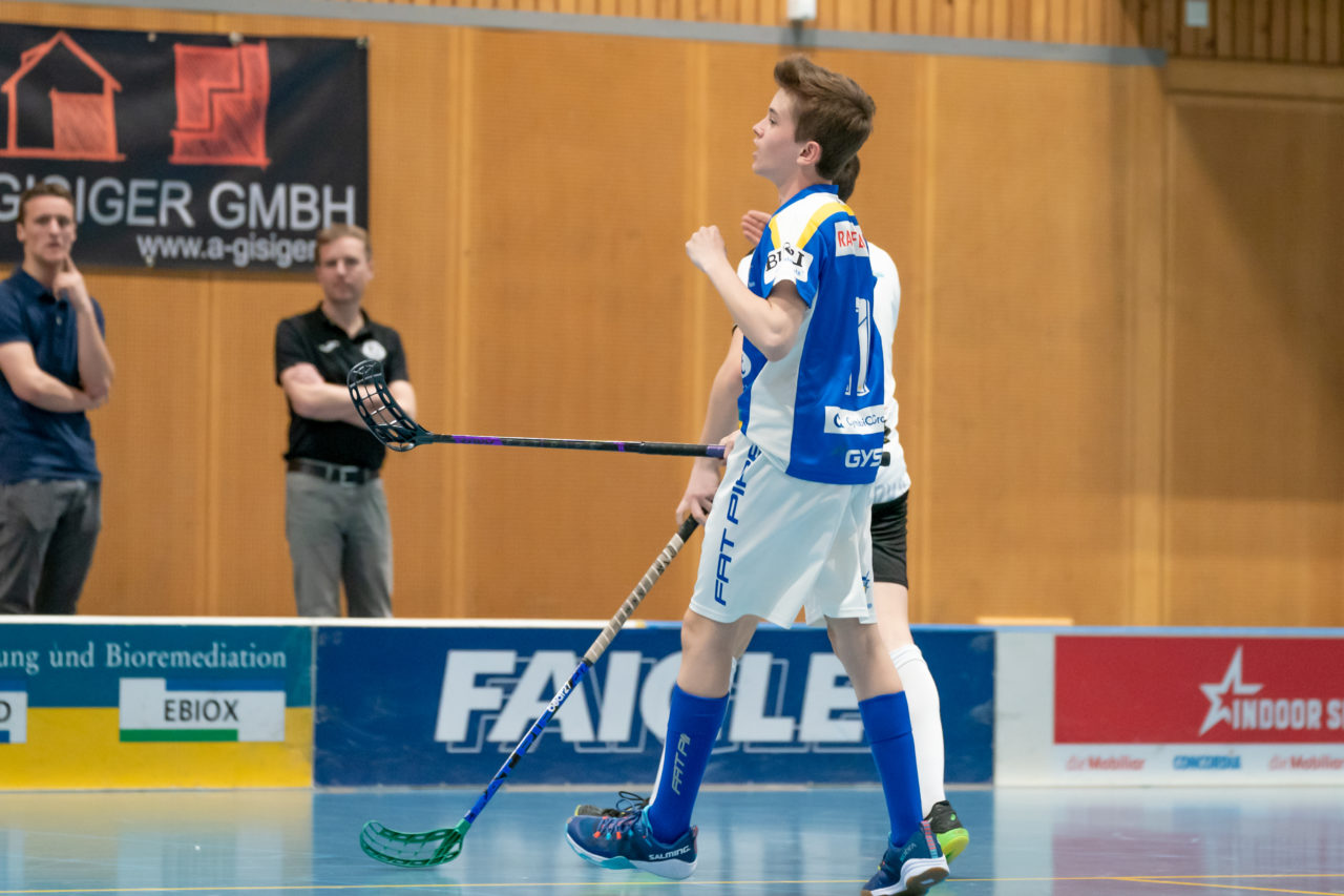 Ruebisbach (Kloten), 23.03.2019, Unihockey Junioren U16 B Playoffs, Kloten-Dietlikon Jets - Nesslau Sharks, Timo Cserhat (Nr. 11, Kloten-Dietlikon Jets) jubelt über das 10:0

(Claudio Schwarz, unihockey-fotos.ch)

Copyright: Claudio Schwarz, unihockey-fotos.ch – Dieses Bild wurde durch swiss unihockey lizenziert und darf ausschliesslich auf den Online-Kanälen von swiss unihockey verwendet werden. Die redaktionelle oder kommerzielle Nutzung durch Dritte (Medien, Vereine, Unternehmen oder Privatpersonen) per Download von diesem flickr-Account ist ausgeschlossen. Das Bild kann bei Interesse via unihockey-fotos.ch kostenpflichtig lizenziert werden. unihockey-fotos.ch behält sich vor, fehlbaren Medien, Vereinen, Unternehmen oder Privatpersonen Bilder mit einem Zuschlag in Rechnung zu stellen.