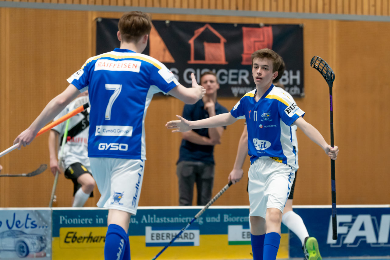 Ruebisbach (Kloten), 23.03.2019, Unihockey Junioren U16 B Playoffs, Kloten-Dietlikon Jets - Nesslau Sharks, Timo Cserhat (Nr. 11, Kloten-Dietlikon Jets) jubelt mit Jens Dittrich (Nr. 7, Kloten-Dietlikon Jets) über das 10:0

(Claudio Schwarz, unihockey-fotos.ch)

Copyright: Claudio Schwarz, unihockey-fotos.ch – Dieses Bild wurde durch swiss unihockey lizenziert und darf ausschliesslich auf den Online-Kanälen von swiss unihockey verwendet werden. Die redaktionelle oder kommerzielle Nutzung durch Dritte (Medien, Vereine, Unternehmen oder Privatpersonen) per Download von diesem flickr-Account ist ausgeschlossen. Das Bild kann bei Interesse via unihockey-fotos.ch kostenpflichtig lizenziert werden. unihockey-fotos.ch behält sich vor, fehlbaren Medien, Vereinen, Unternehmen oder Privatpersonen Bilder mit einem Zuschlag in Rechnung zu stellen.