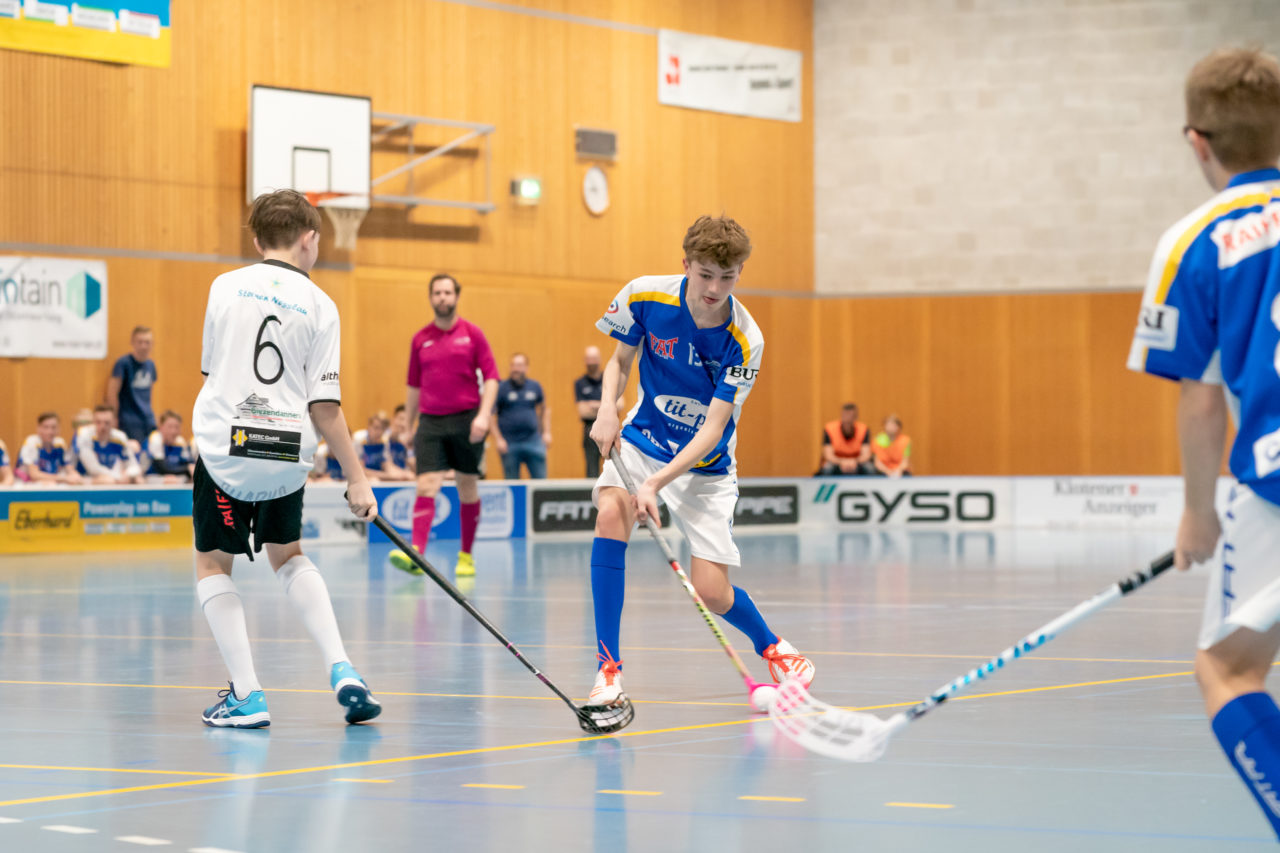 Ruebisbach (Kloten), 23.03.2019, Unihockey Junioren U16 B Playoffs, Kloten-Dietlikon Jets - Nesslau Sharks, Josua Hess (Nr. 13, Kloten-Dietlikon Jets) mit einem Abschlussversuch

(Claudio Schwarz, unihockey-fotos.ch)

Copyright: Claudio Schwarz, unihockey-fotos.ch – Dieses Bild wurde durch swiss unihockey lizenziert und darf ausschliesslich auf den Online-Kanälen von swiss unihockey verwendet werden. Die redaktionelle oder kommerzielle Nutzung durch Dritte (Medien, Vereine, Unternehmen oder Privatpersonen) per Download von diesem flickr-Account ist ausgeschlossen. Das Bild kann bei Interesse via unihockey-fotos.ch kostenpflichtig lizenziert werden. unihockey-fotos.ch behält sich vor, fehlbaren Medien, Vereinen, Unternehmen oder Privatpersonen Bilder mit einem Zuschlag in Rechnung zu stellen.