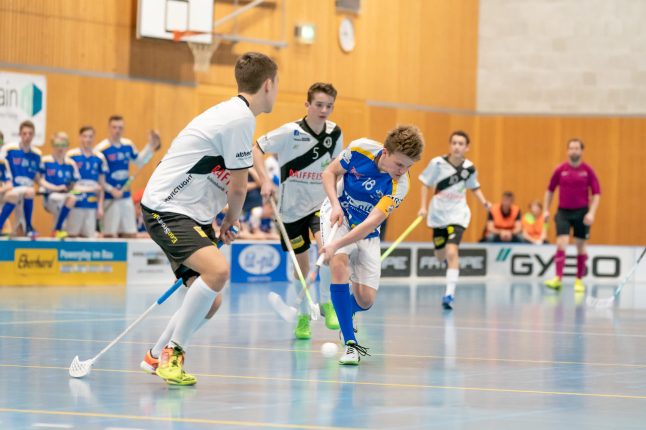 Ruebisbach (Kloten), 23.03.2019, Unihockey Junioren U16 B Playoffs, Kloten-Dietlikon Jets - Nesslau Sharks, Cedric Suter (Nr. 18, Kloten-Dietlikon Jets) mit einem Abschlussversuch

(Claudio Schwarz, unihockey-fotos.ch)

Copyright: Claudio Schwarz, unihockey-fotos.ch – Dieses Bild wurde durch swiss unihockey lizenziert und darf ausschliesslich auf den Online-Kanälen von swiss unihockey verwendet werden. Die redaktionelle oder kommerzielle Nutzung durch Dritte (Medien, Vereine, Unternehmen oder Privatpersonen) per Download von diesem flickr-Account ist ausgeschlossen. Das Bild kann bei Interesse via unihockey-fotos.ch kostenpflichtig lizenziert werden. unihockey-fotos.ch behält sich vor, fehlbaren Medien, Vereinen, Unternehmen oder Privatpersonen Bilder mit einem Zuschlag in Rechnung zu stellen.