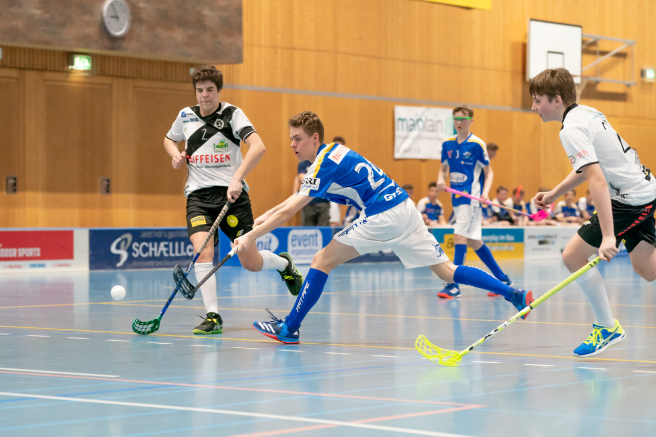 Ruebisbach (Kloten), 23.03.2019, Unihockey Junioren U16 B Playoffs, Kloten-Dietlikon Jets - Nesslau Sharks, Nils Fleisch (Nr. 24, Kloten-Dietlikon Jets) mit einem Abschlussversuch

(Claudio Schwarz, unihockey-fotos.ch)

Copyright: Claudio Schwarz, unihockey-fotos.ch – Dieses Bild wurde durch swiss unihockey lizenziert und darf ausschliesslich auf den Online-Kanälen von swiss unihockey verwendet werden. Die redaktionelle oder kommerzielle Nutzung durch Dritte (Medien, Vereine, Unternehmen oder Privatpersonen) per Download von diesem flickr-Account ist ausgeschlossen. Das Bild kann bei Interesse via unihockey-fotos.ch kostenpflichtig lizenziert werden. unihockey-fotos.ch behält sich vor, fehlbaren Medien, Vereinen, Unternehmen oder Privatpersonen Bilder mit einem Zuschlag in Rechnung zu stellen.