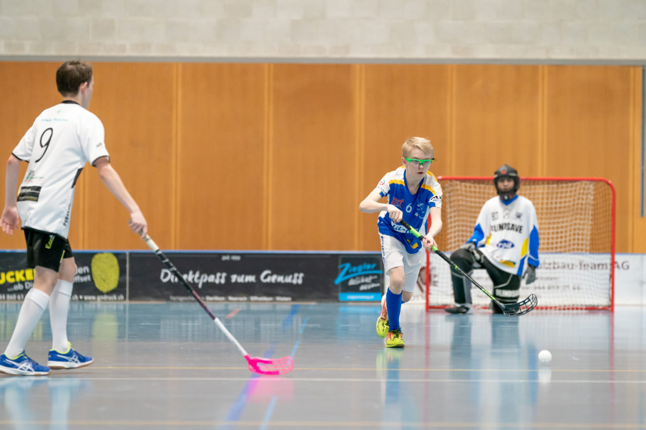 Ruebisbach (Kloten), 23.03.2019, Unihockey Junioren U16 B Playoffs, Kloten-Dietlikon Jets - Nesslau Sharks, Sven Rennhard (Nr. 6, Kloten-Dietlikon Jets) spielt einen Pass

(Claudio Schwarz, unihockey-fotos.ch)

Copyright: Claudio Schwarz, unihockey-fotos.ch – Dieses Bild wurde durch swiss unihockey lizenziert und darf ausschliesslich auf den Online-Kanälen von swiss unihockey verwendet werden. Die redaktionelle oder kommerzielle Nutzung durch Dritte (Medien, Vereine, Unternehmen oder Privatpersonen) per Download von diesem flickr-Account ist ausgeschlossen. Das Bild kann bei Interesse via unihockey-fotos.ch kostenpflichtig lizenziert werden. unihockey-fotos.ch behält sich vor, fehlbaren Medien, Vereinen, Unternehmen oder Privatpersonen Bilder mit einem Zuschlag in Rechnung zu stellen.
