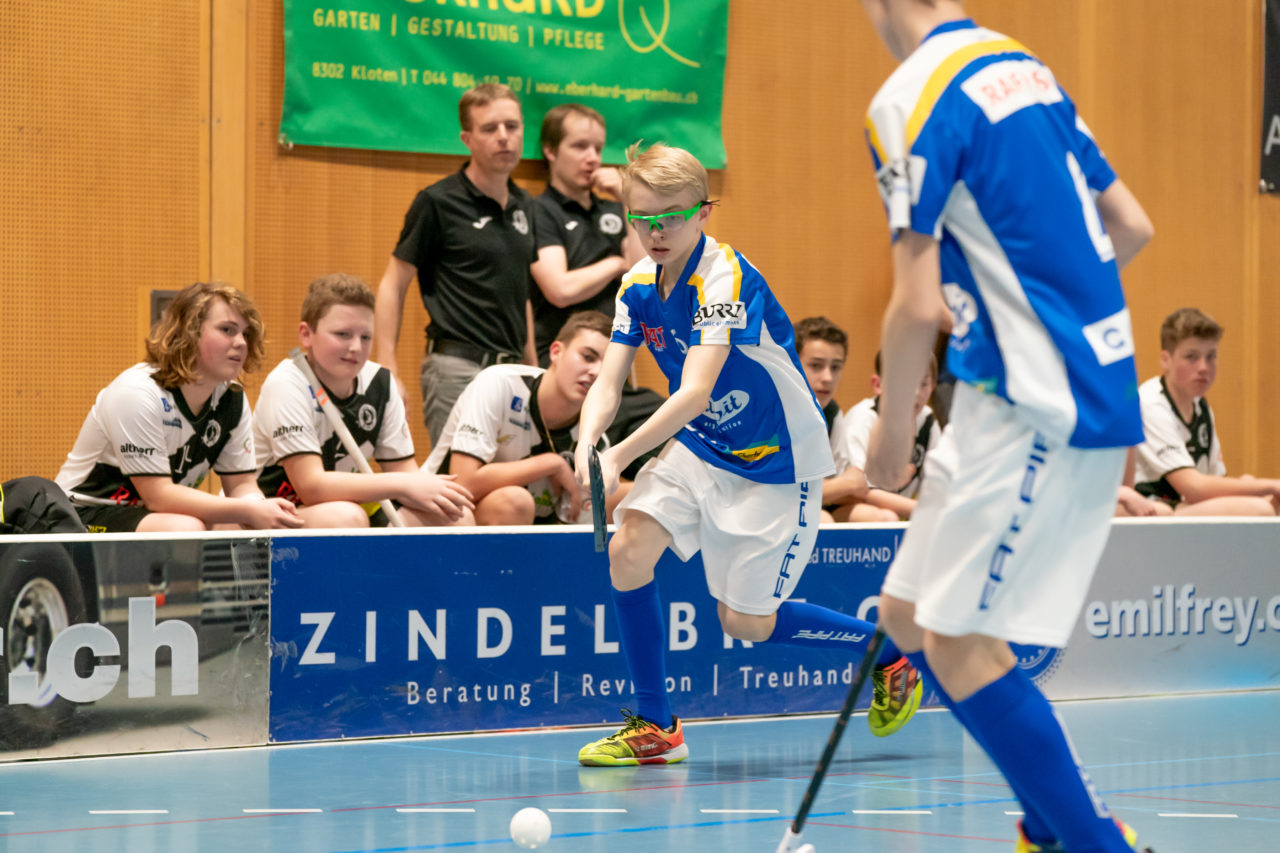 Ruebisbach (Kloten), 23.03.2019, Unihockey Junioren U16 B Playoffs, Kloten-Dietlikon Jets - Nesslau Sharks, Sven Rennhard (Nr. 6, Kloten-Dietlikon Jets) spielt einen Pass

(Claudio Schwarz, unihockey-fotos.ch)

Copyright: Claudio Schwarz, unihockey-fotos.ch – Dieses Bild wurde durch swiss unihockey lizenziert und darf ausschliesslich auf den Online-Kanälen von swiss unihockey verwendet werden. Die redaktionelle oder kommerzielle Nutzung durch Dritte (Medien, Vereine, Unternehmen oder Privatpersonen) per Download von diesem flickr-Account ist ausgeschlossen. Das Bild kann bei Interesse via unihockey-fotos.ch kostenpflichtig lizenziert werden. unihockey-fotos.ch behält sich vor, fehlbaren Medien, Vereinen, Unternehmen oder Privatpersonen Bilder mit einem Zuschlag in Rechnung zu stellen.