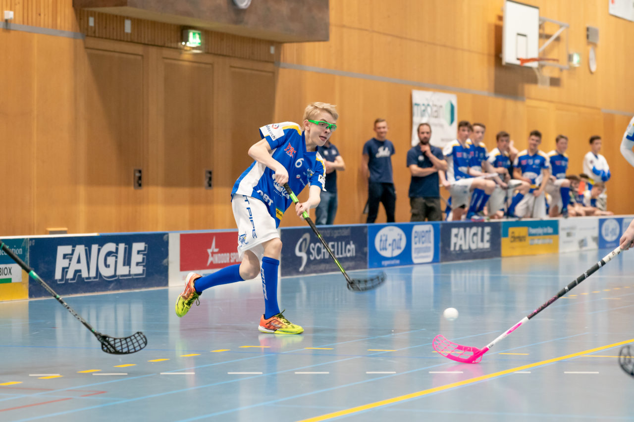 Ruebisbach (Kloten), 23.03.2019, Unihockey Junioren U16 B Playoffs, Kloten-Dietlikon Jets - Nesslau Sharks, Sven Rennhard (Nr. 6, Kloten-Dietlikon Jets) mit einem Abschlussversuch

(Claudio Schwarz, unihockey-fotos.ch)

Copyright: Claudio Schwarz, unihockey-fotos.ch – Dieses Bild wurde durch swiss unihockey lizenziert und darf ausschliesslich auf den Online-Kanälen von swiss unihockey verwendet werden. Die redaktionelle oder kommerzielle Nutzung durch Dritte (Medien, Vereine, Unternehmen oder Privatpersonen) per Download von diesem flickr-Account ist ausgeschlossen. Das Bild kann bei Interesse via unihockey-fotos.ch kostenpflichtig lizenziert werden. unihockey-fotos.ch behält sich vor, fehlbaren Medien, Vereinen, Unternehmen oder Privatpersonen Bilder mit einem Zuschlag in Rechnung zu stellen.