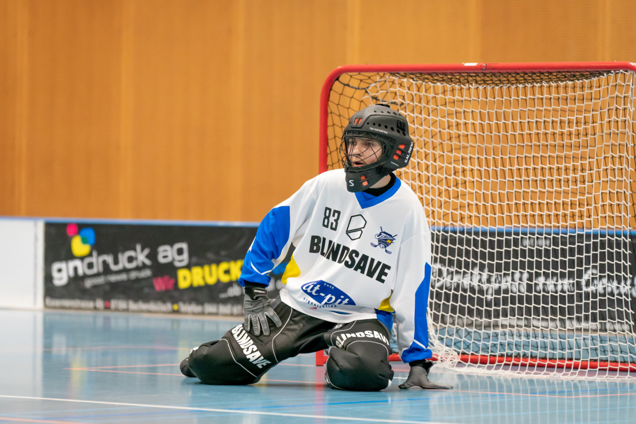 Ruebisbach (Kloten), 23.03.2019, Unihockey Junioren U16 B Playoffs, Kloten-Dietlikon Jets - Nesslau Sharks, Noah Streissguth (Nr. 83, Kloten-Dietlikon Jets) im Tor der Jets

(Claudio Schwarz, unihockey-fotos.ch)

Copyright: Claudio Schwarz, unihockey-fotos.ch – Dieses Bild wurde durch swiss unihockey lizenziert und darf ausschliesslich auf den Online-Kanälen von swiss unihockey verwendet werden. Die redaktionelle oder kommerzielle Nutzung durch Dritte (Medien, Vereine, Unternehmen oder Privatpersonen) per Download von diesem flickr-Account ist ausgeschlossen. Das Bild kann bei Interesse via unihockey-fotos.ch kostenpflichtig lizenziert werden. unihockey-fotos.ch behält sich vor, fehlbaren Medien, Vereinen, Unternehmen oder Privatpersonen Bilder mit einem Zuschlag in Rechnung zu stellen.