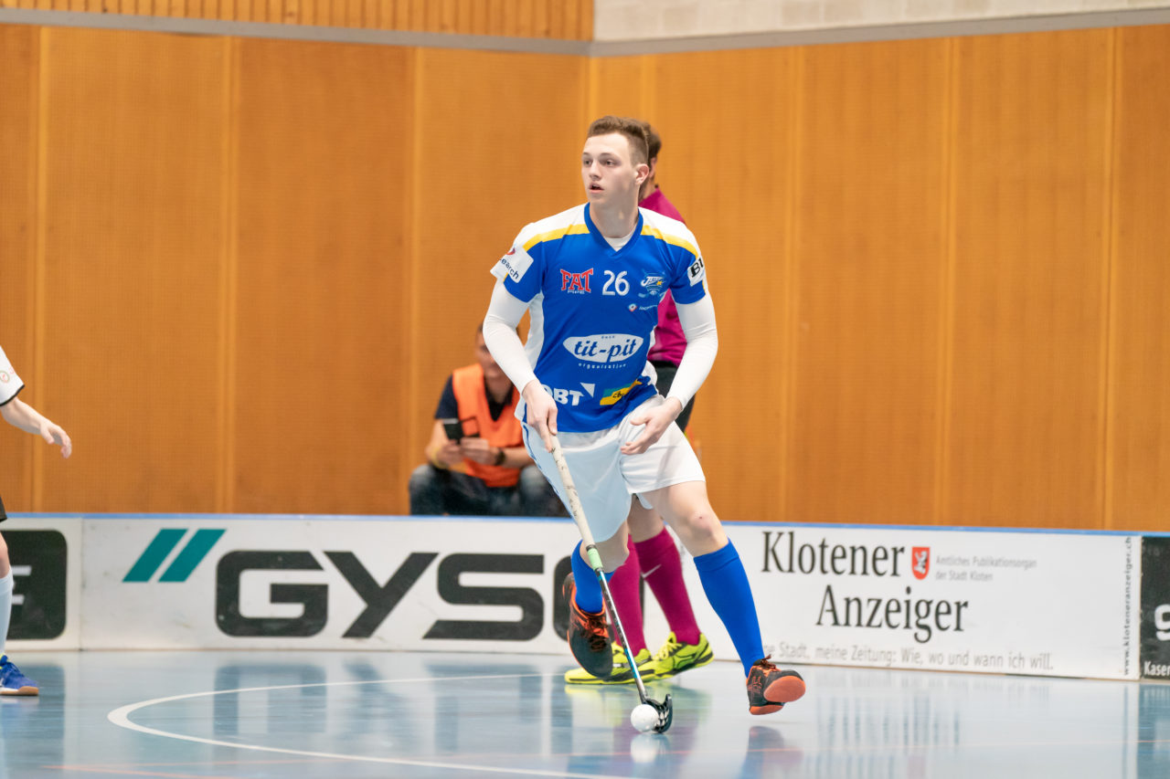 Ruebisbach (Kloten), 23.03.2019, Unihockey Junioren U16 B Playoffs, Kloten-Dietlikon Jets - Nesslau Sharks, Pascal Rutschmann (Nr. 26, Kloten-Dietlikon Jets) am Ball

(Claudio Schwarz, unihockey-fotos.ch)

Copyright: Claudio Schwarz, unihockey-fotos.ch – Dieses Bild wurde durch swiss unihockey lizenziert und darf ausschliesslich auf den Online-Kanälen von swiss unihockey verwendet werden. Die redaktionelle oder kommerzielle Nutzung durch Dritte (Medien, Vereine, Unternehmen oder Privatpersonen) per Download von diesem flickr-Account ist ausgeschlossen. Das Bild kann bei Interesse via unihockey-fotos.ch kostenpflichtig lizenziert werden. unihockey-fotos.ch behält sich vor, fehlbaren Medien, Vereinen, Unternehmen oder Privatpersonen Bilder mit einem Zuschlag in Rechnung zu stellen.
