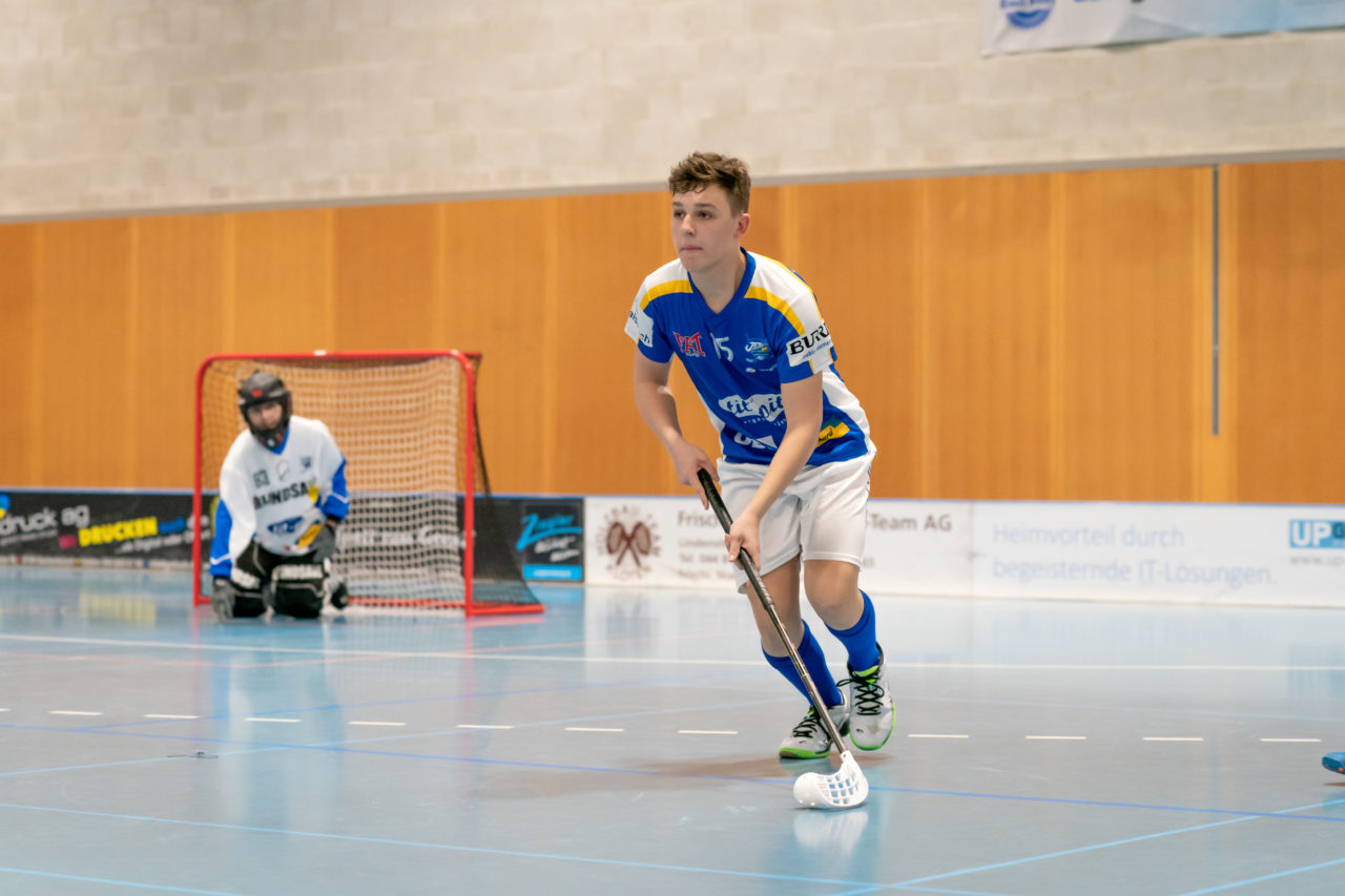 Ruebisbach (Kloten), 23.03.2019, Unihockey Junioren U16 B Playoffs, Kloten-Dietlikon Jets - Nesslau Sharks,Yanick Jaccard (Nr. 15, Kloten-Dietlikon Jets) am Ball 

(Claudio Schwarz, unihockey-fotos.ch)

Copyright: Claudio Schwarz, unihockey-fotos.ch – Dieses Bild wurde durch swiss unihockey lizenziert und darf ausschliesslich auf den Online-Kanälen von swiss unihockey verwendet werden. Die redaktionelle oder kommerzielle Nutzung durch Dritte (Medien, Vereine, Unternehmen oder Privatpersonen) per Download von diesem flickr-Account ist ausgeschlossen. Das Bild kann bei Interesse via unihockey-fotos.ch kostenpflichtig lizenziert werden. unihockey-fotos.ch behält sich vor, fehlbaren Medien, Vereinen, Unternehmen oder Privatpersonen Bilder mit einem Zuschlag in Rechnung zu stellen.