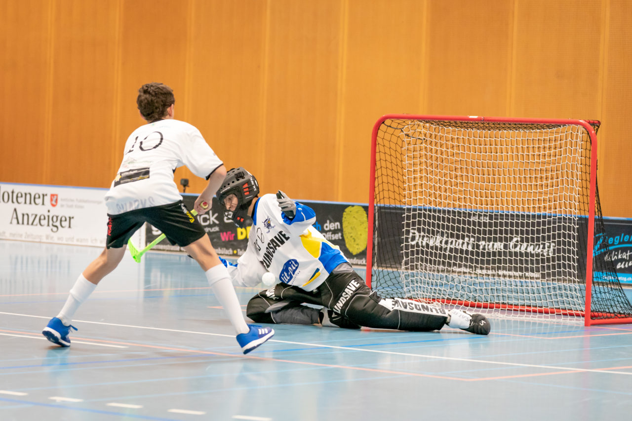 Ruebisbach (Kloten), 23.03.2019, Unihockey Junioren U16 B Playoffs, Kloten-Dietlikon Jets - Nesslau Sharks, Noah Streissguth (Nr. 83, Kloten-Dietlikon Jets) hält den Penalty von Dominik Bräker (Nr. 10, Nesslau Sharks)

(Claudio Schwarz, unihockey-fotos.ch)

Copyright: Claudio Schwarz, unihockey-fotos.ch – Dieses Bild wurde durch swiss unihockey lizenziert und darf ausschliesslich auf den Online-Kanälen von swiss unihockey verwendet werden. Die redaktionelle oder kommerzielle Nutzung durch Dritte (Medien, Vereine, Unternehmen oder Privatpersonen) per Download von diesem flickr-Account ist ausgeschlossen. Das Bild kann bei Interesse via unihockey-fotos.ch kostenpflichtig lizenziert werden. unihockey-fotos.ch behält sich vor, fehlbaren Medien, Vereinen, Unternehmen oder Privatpersonen Bilder mit einem Zuschlag in Rechnung zu stellen.