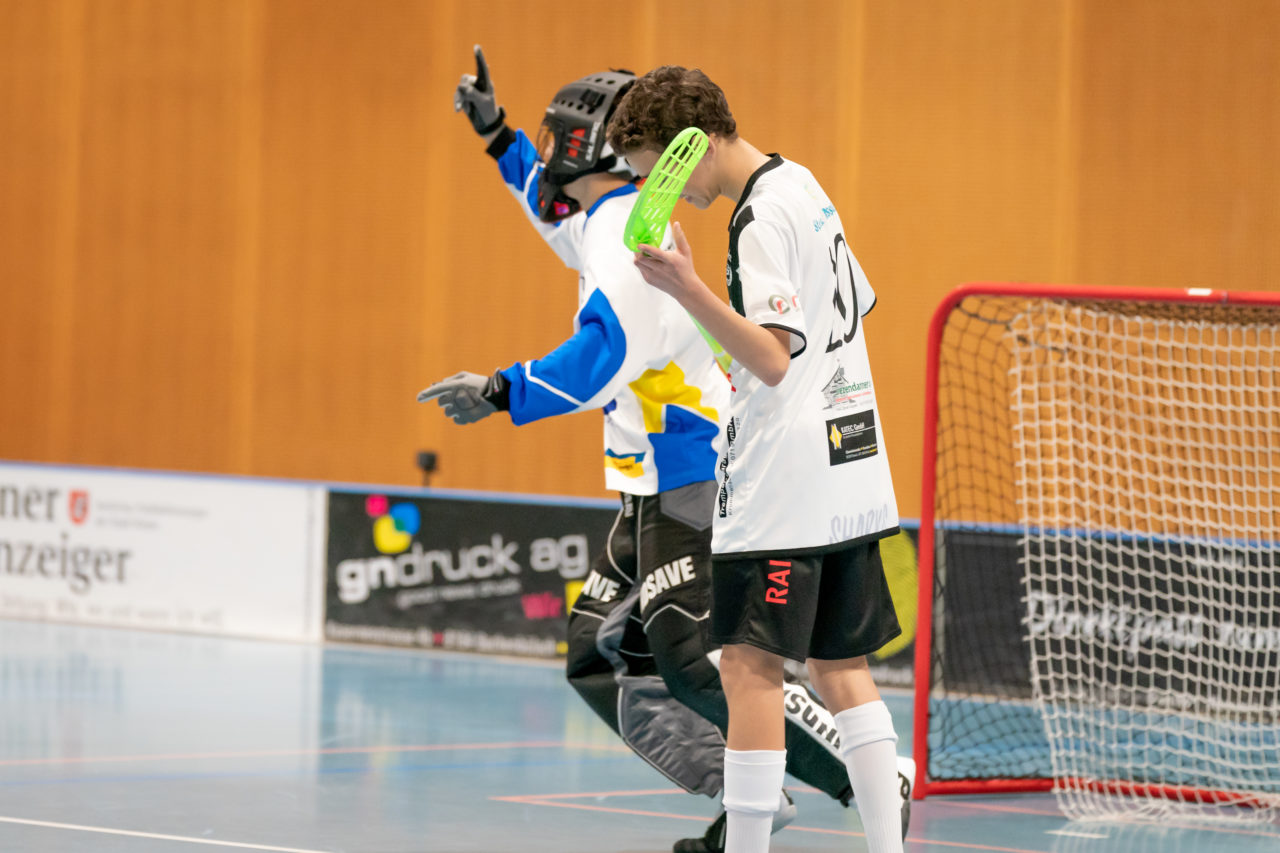 Ruebisbach (Kloten), 23.03.2019, Unihockey Junioren U16 B Playoffs, Kloten-Dietlikon Jets - Nesslau Sharks, Noah Streissguth (Nr. 83, Kloten-Dietlikon Jets) jubelt über den gehaltenen Penalty

(Claudio Schwarz, unihockey-fotos.ch)

Copyright: Claudio Schwarz, unihockey-fotos.ch – Dieses Bild wurde durch swiss unihockey lizenziert und darf ausschliesslich auf den Online-Kanälen von swiss unihockey verwendet werden. Die redaktionelle oder kommerzielle Nutzung durch Dritte (Medien, Vereine, Unternehmen oder Privatpersonen) per Download von diesem flickr-Account ist ausgeschlossen. Das Bild kann bei Interesse via unihockey-fotos.ch kostenpflichtig lizenziert werden. unihockey-fotos.ch behält sich vor, fehlbaren Medien, Vereinen, Unternehmen oder Privatpersonen Bilder mit einem Zuschlag in Rechnung zu stellen.