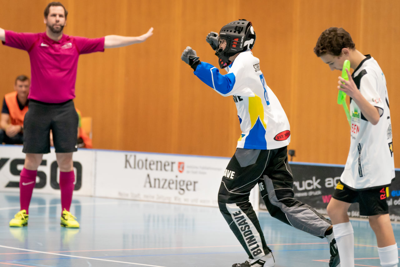 Ruebisbach (Kloten), 23.03.2019, Unihockey Junioren U16 B Playoffs, Kloten-Dietlikon Jets - Nesslau Sharks, Noah Streissguth (Nr. 83, Kloten-Dietlikon Jets) jubelt über den gehaltenen Penalty

(Claudio Schwarz, unihockey-fotos.ch)

Copyright: Claudio Schwarz, unihockey-fotos.ch – Dieses Bild wurde durch swiss unihockey lizenziert und darf ausschliesslich auf den Online-Kanälen von swiss unihockey verwendet werden. Die redaktionelle oder kommerzielle Nutzung durch Dritte (Medien, Vereine, Unternehmen oder Privatpersonen) per Download von diesem flickr-Account ist ausgeschlossen. Das Bild kann bei Interesse via unihockey-fotos.ch kostenpflichtig lizenziert werden. unihockey-fotos.ch behält sich vor, fehlbaren Medien, Vereinen, Unternehmen oder Privatpersonen Bilder mit einem Zuschlag in Rechnung zu stellen.