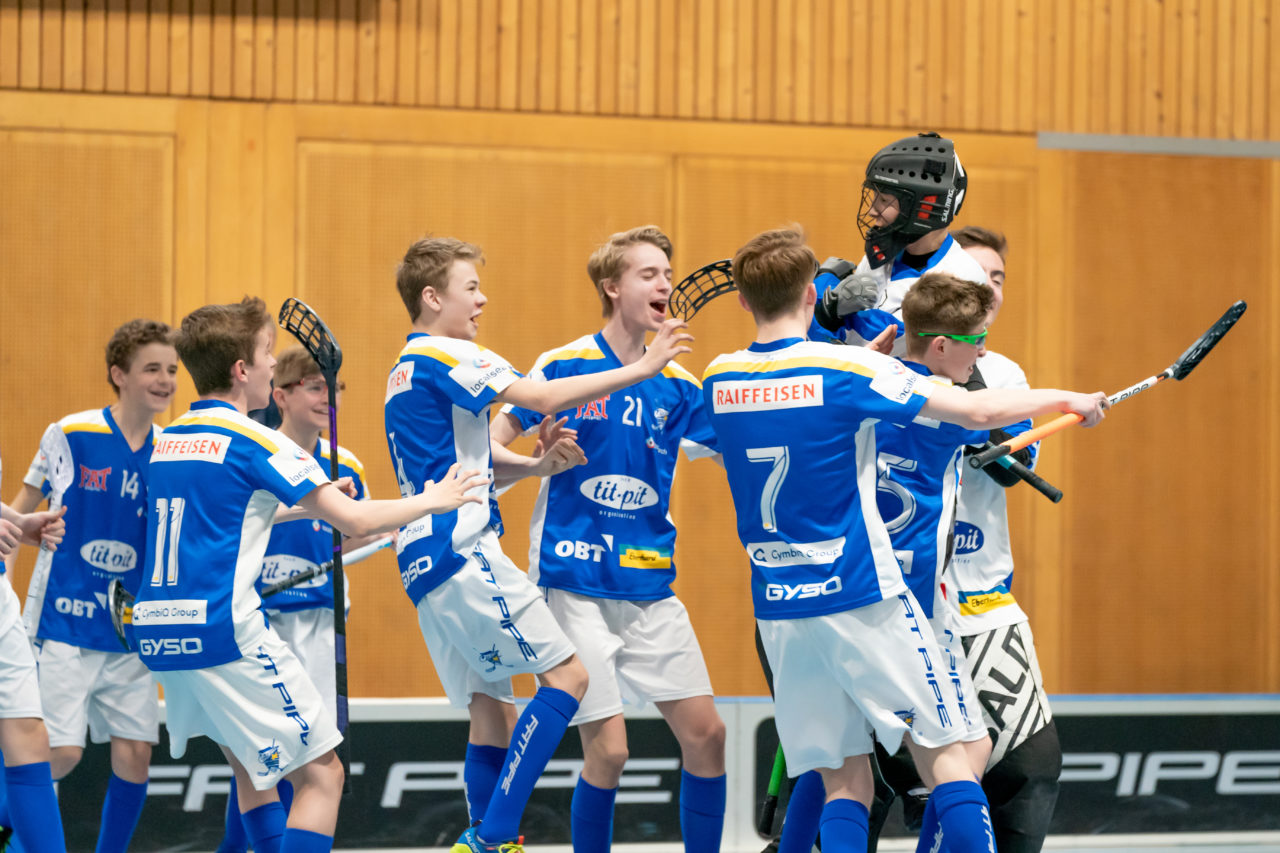 Ruebisbach (Kloten), 23.03.2019, Unihockey Junioren U16 B Playoffs, Kloten-Dietlikon Jets - Nesslau Sharks, Noah Streissguth (Nr. 83, Kloten-Dietlikon Jets) jubelt über den gehaltenen Penalty

(Claudio Schwarz, unihockey-fotos.ch)

Copyright: Claudio Schwarz, unihockey-fotos.ch – Dieses Bild wurde durch swiss unihockey lizenziert und darf ausschliesslich auf den Online-Kanälen von swiss unihockey verwendet werden. Die redaktionelle oder kommerzielle Nutzung durch Dritte (Medien, Vereine, Unternehmen oder Privatpersonen) per Download von diesem flickr-Account ist ausgeschlossen. Das Bild kann bei Interesse via unihockey-fotos.ch kostenpflichtig lizenziert werden. unihockey-fotos.ch behält sich vor, fehlbaren Medien, Vereinen, Unternehmen oder Privatpersonen Bilder mit einem Zuschlag in Rechnung zu stellen.