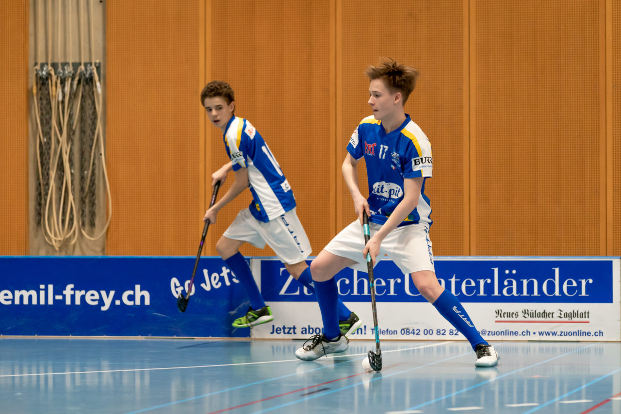 Ruebisbach (Kloten), 23.03.2019, Unihockey Junioren U16 B Playoffs, Kloten-Dietlikon Jets - Nesslau Sharks, Siro Laurino (Nr. 17, Kloten-Dietlikon Jets) am Ball

(Claudio Schwarz, unihockey-fotos.ch)

Copyright: Claudio Schwarz, unihockey-fotos.ch – Dieses Bild wurde durch swiss unihockey lizenziert und darf ausschliesslich auf den Online-Kanälen von swiss unihockey verwendet werden. Die redaktionelle oder kommerzielle Nutzung durch Dritte (Medien, Vereine, Unternehmen oder Privatpersonen) per Download von diesem flickr-Account ist ausgeschlossen. Das Bild kann bei Interesse via unihockey-fotos.ch kostenpflichtig lizenziert werden. unihockey-fotos.ch behält sich vor, fehlbaren Medien, Vereinen, Unternehmen oder Privatpersonen Bilder mit einem Zuschlag in Rechnung zu stellen.