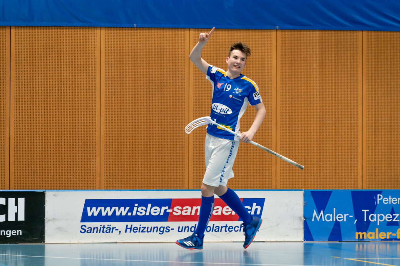 Ruebisbach (Kloten), 23.03.2019, Unihockey Junioren U16 B Playoffs, Kloten-Dietlikon Jets - Nesslau Sharks, Florian Debrunner (Nr. 19, Kloten-Dietlikon Jets) jubelt über das 11:0

(Claudio Schwarz, unihockey-fotos.ch)

Copyright: Claudio Schwarz, unihockey-fotos.ch – Dieses Bild wurde durch swiss unihockey lizenziert und darf ausschliesslich auf den Online-Kanälen von swiss unihockey verwendet werden. Die redaktionelle oder kommerzielle Nutzung durch Dritte (Medien, Vereine, Unternehmen oder Privatpersonen) per Download von diesem flickr-Account ist ausgeschlossen. Das Bild kann bei Interesse via unihockey-fotos.ch kostenpflichtig lizenziert werden. unihockey-fotos.ch behält sich vor, fehlbaren Medien, Vereinen, Unternehmen oder Privatpersonen Bilder mit einem Zuschlag in Rechnung zu stellen.