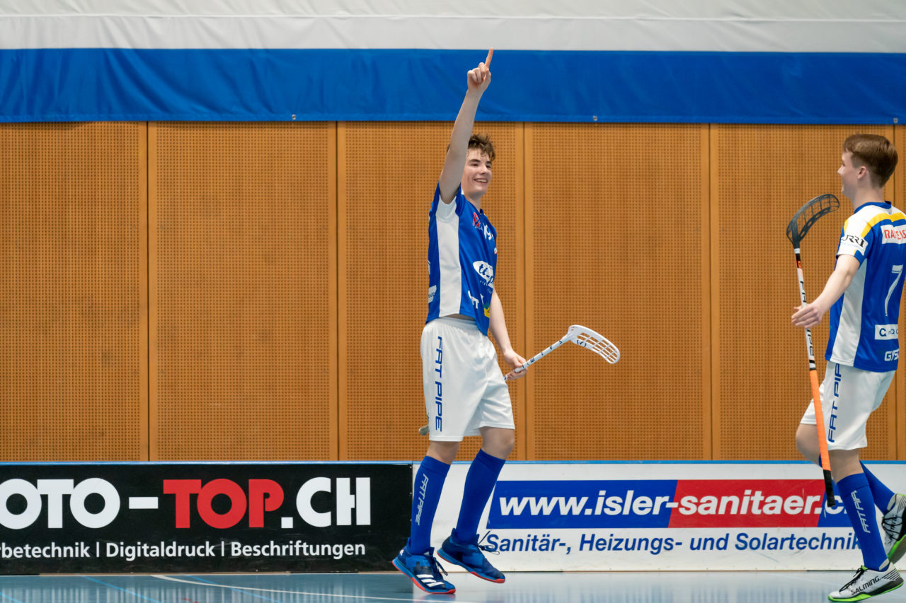 Ruebisbach (Kloten), 23.03.2019, Unihockey Junioren U16 B Playoffs, Kloten-Dietlikon Jets - Nesslau Sharks, Florian Debrunner (Nr. 19, Kloten-Dietlikon Jets) jubelt über das 11:0

(Claudio Schwarz, unihockey-fotos.ch)

Copyright: Claudio Schwarz, unihockey-fotos.ch – Dieses Bild wurde durch swiss unihockey lizenziert und darf ausschliesslich auf den Online-Kanälen von swiss unihockey verwendet werden. Die redaktionelle oder kommerzielle Nutzung durch Dritte (Medien, Vereine, Unternehmen oder Privatpersonen) per Download von diesem flickr-Account ist ausgeschlossen. Das Bild kann bei Interesse via unihockey-fotos.ch kostenpflichtig lizenziert werden. unihockey-fotos.ch behält sich vor, fehlbaren Medien, Vereinen, Unternehmen oder Privatpersonen Bilder mit einem Zuschlag in Rechnung zu stellen.