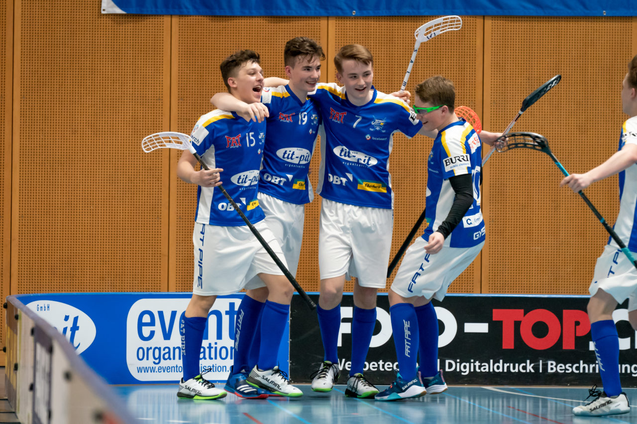 Ruebisbach (Kloten), 23.03.2019, Unihockey Junioren U16 B Playoffs, Kloten-Dietlikon Jets - Nesslau Sharks, Torjubel Jets 

(Claudio Schwarz, unihockey-fotos.ch)

Copyright: Claudio Schwarz, unihockey-fotos.ch – Dieses Bild wurde durch swiss unihockey lizenziert und darf ausschliesslich auf den Online-Kanälen von swiss unihockey verwendet werden. Die redaktionelle oder kommerzielle Nutzung durch Dritte (Medien, Vereine, Unternehmen oder Privatpersonen) per Download von diesem flickr-Account ist ausgeschlossen. Das Bild kann bei Interesse via unihockey-fotos.ch kostenpflichtig lizenziert werden. unihockey-fotos.ch behält sich vor, fehlbaren Medien, Vereinen, Unternehmen oder Privatpersonen Bilder mit einem Zuschlag in Rechnung zu stellen.