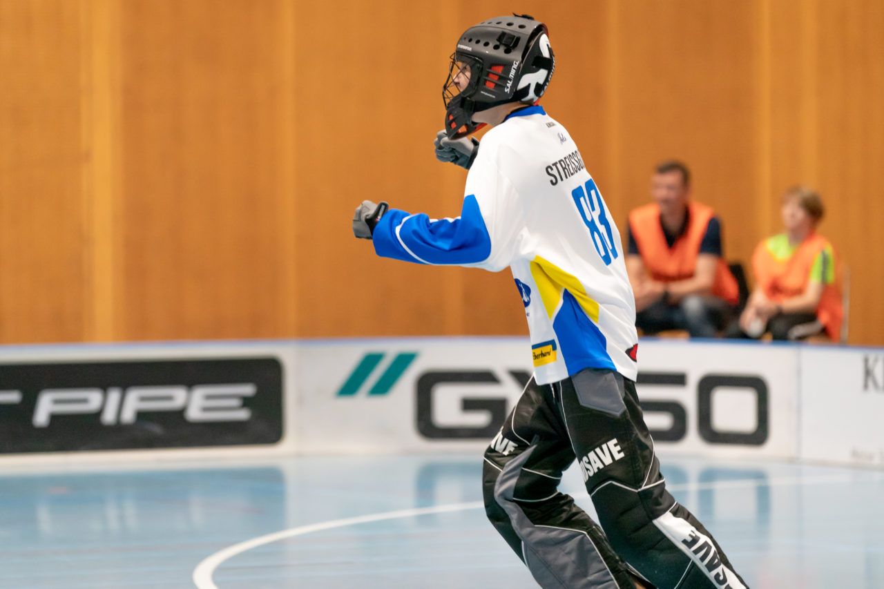 Ruebisbach (Kloten), 23.03.2019, Unihockey Junioren U16 B Playoffs, Kloten-Dietlikon Jets - Nesslau Sharks, Noah Streissguth (Nr. 83, Kloten-Dietlikon Jets) jubelt über den Aufstieg in die Junioren 16 A

(Claudio Schwarz, unihockey-fotos.ch)

Copyright: Claudio Schwarz, unihockey-fotos.ch – Dieses Bild wurde durch swiss unihockey lizenziert und darf ausschliesslich auf den Online-Kanälen von swiss unihockey verwendet werden. Die redaktionelle oder kommerzielle Nutzung durch Dritte (Medien, Vereine, Unternehmen oder Privatpersonen) per Download von diesem flickr-Account ist ausgeschlossen. Das Bild kann bei Interesse via unihockey-fotos.ch kostenpflichtig lizenziert werden. unihockey-fotos.ch behält sich vor, fehlbaren Medien, Vereinen, Unternehmen oder Privatpersonen Bilder mit einem Zuschlag in Rechnung zu stellen.