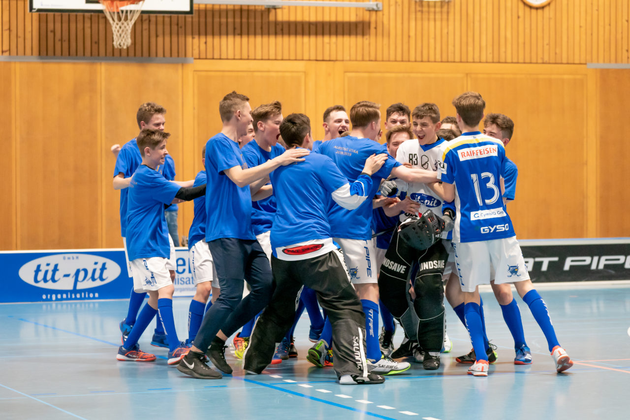 Ruebisbach (Kloten), 23.03.2019, Unihockey Junioren U16 B Playoffs, Kloten-Dietlikon Jets - Nesslau Sharks, die Jets bejubeln ihren Aufstieg

(Claudio Schwarz, unihockey-fotos.ch)

Copyright: Claudio Schwarz, unihockey-fotos.ch – Dieses Bild wurde durch swiss unihockey lizenziert und darf ausschliesslich auf den Online-Kanälen von swiss unihockey verwendet werden. Die redaktionelle oder kommerzielle Nutzung durch Dritte (Medien, Vereine, Unternehmen oder Privatpersonen) per Download von diesem flickr-Account ist ausgeschlossen. Das Bild kann bei Interesse via unihockey-fotos.ch kostenpflichtig lizenziert werden. unihockey-fotos.ch behält sich vor, fehlbaren Medien, Vereinen, Unternehmen oder Privatpersonen Bilder mit einem Zuschlag in Rechnung zu stellen.