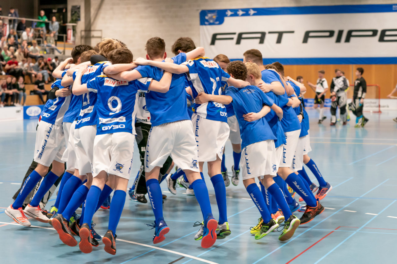 Ruebisbach (Kloten), 23.03.2019, Unihockey Junioren U16 B Playoffs, Kloten-Dietlikon Jets - Nesslau Sharks, die Jets bejubeln ihren Aufstieg

(Claudio Schwarz, unihockey-fotos.ch)

Copyright: Claudio Schwarz, unihockey-fotos.ch – Dieses Bild wurde durch swiss unihockey lizenziert und darf ausschliesslich auf den Online-Kanälen von swiss unihockey verwendet werden. Die redaktionelle oder kommerzielle Nutzung durch Dritte (Medien, Vereine, Unternehmen oder Privatpersonen) per Download von diesem flickr-Account ist ausgeschlossen. Das Bild kann bei Interesse via unihockey-fotos.ch kostenpflichtig lizenziert werden. unihockey-fotos.ch behält sich vor, fehlbaren Medien, Vereinen, Unternehmen oder Privatpersonen Bilder mit einem Zuschlag in Rechnung zu stellen.