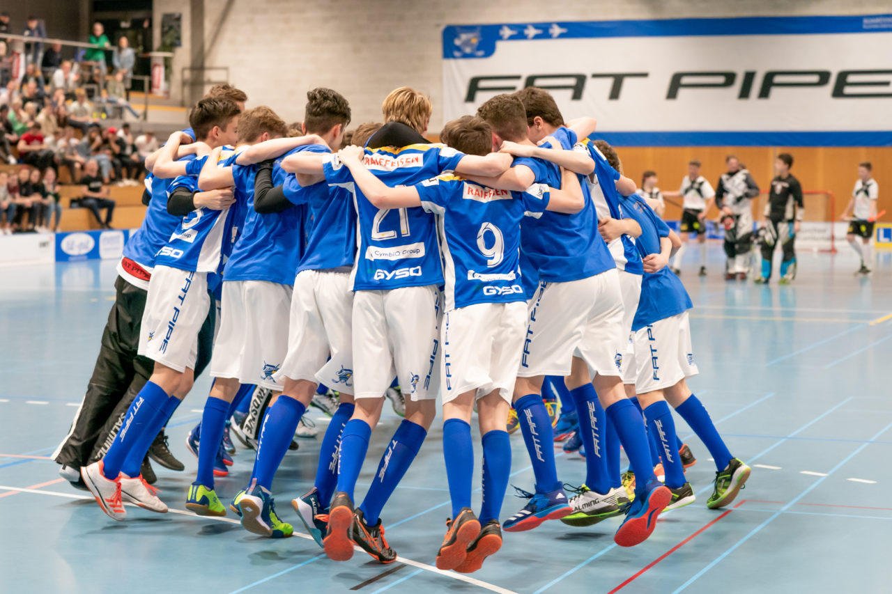 Ruebisbach (Kloten), 23.03.2019, Unihockey Junioren U16 B Playoffs, Kloten-Dietlikon Jets - Nesslau Sharks, die Jets bejubeln ihren Aufstieg

(Claudio Schwarz, unihockey-fotos.ch)

Copyright: Claudio Schwarz, unihockey-fotos.ch – Dieses Bild wurde durch swiss unihockey lizenziert und darf ausschliesslich auf den Online-Kanälen von swiss unihockey verwendet werden. Die redaktionelle oder kommerzielle Nutzung durch Dritte (Medien, Vereine, Unternehmen oder Privatpersonen) per Download von diesem flickr-Account ist ausgeschlossen. Das Bild kann bei Interesse via unihockey-fotos.ch kostenpflichtig lizenziert werden. unihockey-fotos.ch behält sich vor, fehlbaren Medien, Vereinen, Unternehmen oder Privatpersonen Bilder mit einem Zuschlag in Rechnung zu stellen.