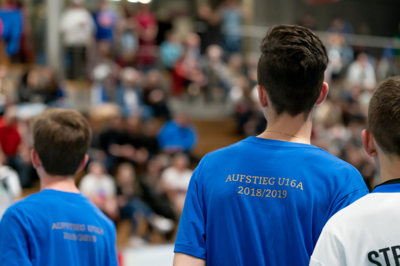 Ruebisbach (Kloten), 23.03.2019, Unihockey Junioren U16 B Playoffs, Kloten-Dietlikon Jets - Nesslau Sharks, Aufstiegsshirt

(Claudio Schwarz, unihockey-fotos.ch)

Copyright: Claudio Schwarz, unihockey-fotos.ch – Dieses Bild wurde durch swiss unihockey lizenziert und darf ausschliesslich auf den Online-Kanälen von swiss unihockey verwendet werden. Die redaktionelle oder kommerzielle Nutzung durch Dritte (Medien, Vereine, Unternehmen oder Privatpersonen) per Download von diesem flickr-Account ist ausgeschlossen. Das Bild kann bei Interesse via unihockey-fotos.ch kostenpflichtig lizenziert werden. unihockey-fotos.ch behält sich vor, fehlbaren Medien, Vereinen, Unternehmen oder Privatpersonen Bilder mit einem Zuschlag in Rechnung zu stellen.