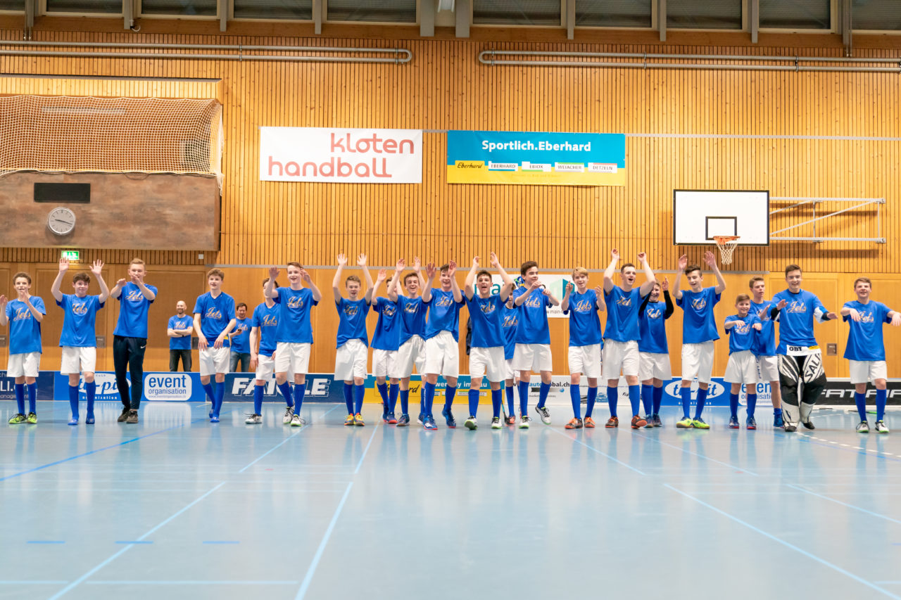 Ruebisbach (Kloten), 23.03.2019, Unihockey Junioren U16 B Playoffs, Kloten-Dietlikon Jets - Nesslau Sharks, Welle für die Fans

(Claudio Schwarz, unihockey-fotos.ch)

Copyright: Claudio Schwarz, unihockey-fotos.ch – Dieses Bild wurde durch swiss unihockey lizenziert und darf ausschliesslich auf den Online-Kanälen von swiss unihockey verwendet werden. Die redaktionelle oder kommerzielle Nutzung durch Dritte (Medien, Vereine, Unternehmen oder Privatpersonen) per Download von diesem flickr-Account ist ausgeschlossen. Das Bild kann bei Interesse via unihockey-fotos.ch kostenpflichtig lizenziert werden. unihockey-fotos.ch behält sich vor, fehlbaren Medien, Vereinen, Unternehmen oder Privatpersonen Bilder mit einem Zuschlag in Rechnung zu stellen.