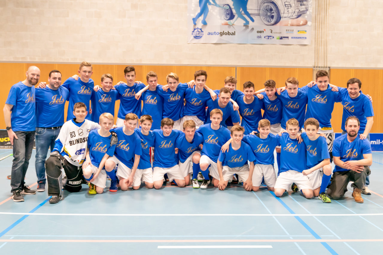 Ruebisbach (Kloten), 23.03.2019, Unihockey Junioren U16 B Playoffs, Kloten-Dietlikon Jets - Nesslau Sharks, Aufstiegsteam der Jets

(Claudio Schwarz, unihockey-fotos.ch)

Copyright: Claudio Schwarz, unihockey-fotos.ch – Dieses Bild wurde durch swiss unihockey lizenziert und darf ausschliesslich auf den Online-Kanälen von swiss unihockey verwendet werden. Die redaktionelle oder kommerzielle Nutzung durch Dritte (Medien, Vereine, Unternehmen oder Privatpersonen) per Download von diesem flickr-Account ist ausgeschlossen. Das Bild kann bei Interesse via unihockey-fotos.ch kostenpflichtig lizenziert werden. unihockey-fotos.ch behält sich vor, fehlbaren Medien, Vereinen, Unternehmen oder Privatpersonen Bilder mit einem Zuschlag in Rechnung zu stellen.