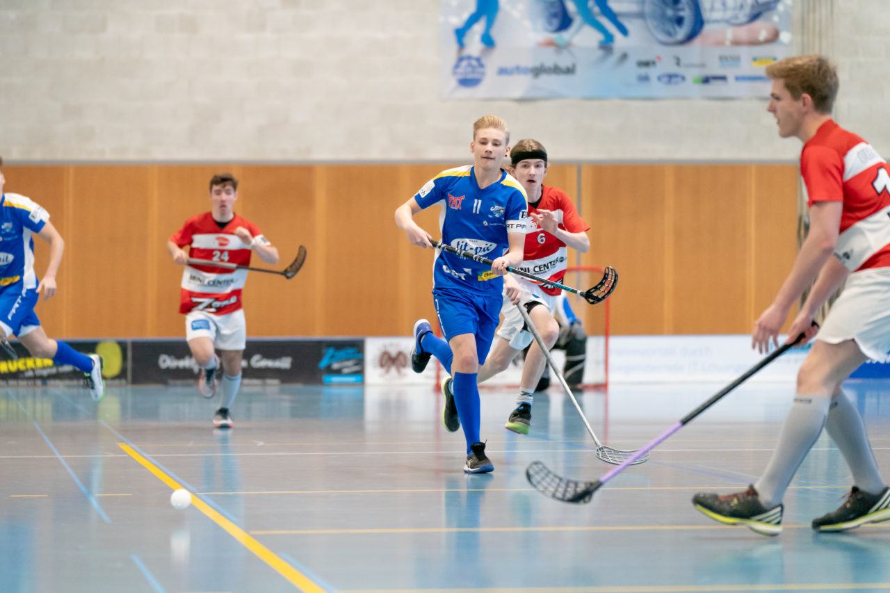 Ruebisbach (Kloten), 24.03.2019, Unihockey Junioren U18 B Auf-/Abstiegsspiele Spiel 1, Kloten-Dietlikon Jets - UHC Thun, Nick Christen (Nr. 11, Kloten-Dietlikon Jets) spielt einen Pass

(Claudio Schwarz, unihockey-fotos.ch)

Copyright: Claudio Schwarz, unihockey-fotos.ch – Dieses Bild wurde durch swiss unihockey lizenziert und darf ausschliesslich auf den Online-Kanälen von swiss unihockey verwendet werden. Die redaktionelle oder kommerzielle Nutzung durch Dritte (Medien, Vereine, Unternehmen oder Privatpersonen) per Download von diesem flickr-Account ist ausgeschlossen. Das Bild kann bei Interesse via unihockey-fotos.ch kostenpflichtig lizenziert werden. unihockey-fotos.ch behält sich vor, fehlbaren Medien, Vereinen, Unternehmen oder Privatpersonen Bilder mit einem Zuschlag in Rechnung zu stellen.