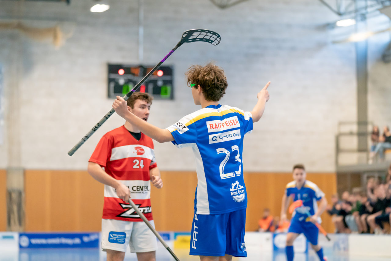 Ruebisbach (Kloten), 24.03.2019, Unihockey Junioren U18 B Auf-/Abstiegsspiele Spiel 1, Kloten-Dietlikon Jets - UHC Thun, Mike Rickenbacher (Nr. 23, Kloten-Dietlikon Jets) jubelt über das 1:0

(Claudio Schwarz, unihockey-fotos.ch)

Copyright: Claudio Schwarz, unihockey-fotos.ch – Dieses Bild wurde durch swiss unihockey lizenziert und darf ausschliesslich auf den Online-Kanälen von swiss unihockey verwendet werden. Die redaktionelle oder kommerzielle Nutzung durch Dritte (Medien, Vereine, Unternehmen oder Privatpersonen) per Download von diesem flickr-Account ist ausgeschlossen. Das Bild kann bei Interesse via unihockey-fotos.ch kostenpflichtig lizenziert werden. unihockey-fotos.ch behält sich vor, fehlbaren Medien, Vereinen, Unternehmen oder Privatpersonen Bilder mit einem Zuschlag in Rechnung zu stellen.