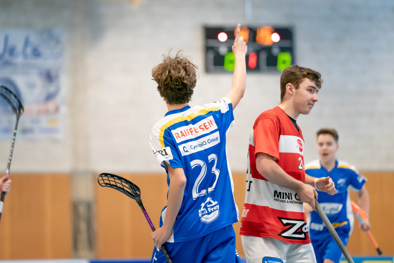 Ruebisbach (Kloten), 24.03.2019, Unihockey Junioren U18 B Auf-/Abstiegsspiele Spiel 1, Kloten-Dietlikon Jets - UHC Thun, Mike Rickenbacher (Nr. 23, Kloten-Dietlikon Jets) jubelt über das 1:0

(Claudio Schwarz, unihockey-fotos.ch)

Copyright: Claudio Schwarz, unihockey-fotos.ch – Dieses Bild wurde durch swiss unihockey lizenziert und darf ausschliesslich auf den Online-Kanälen von swiss unihockey verwendet werden. Die redaktionelle oder kommerzielle Nutzung durch Dritte (Medien, Vereine, Unternehmen oder Privatpersonen) per Download von diesem flickr-Account ist ausgeschlossen. Das Bild kann bei Interesse via unihockey-fotos.ch kostenpflichtig lizenziert werden. unihockey-fotos.ch behält sich vor, fehlbaren Medien, Vereinen, Unternehmen oder Privatpersonen Bilder mit einem Zuschlag in Rechnung zu stellen.