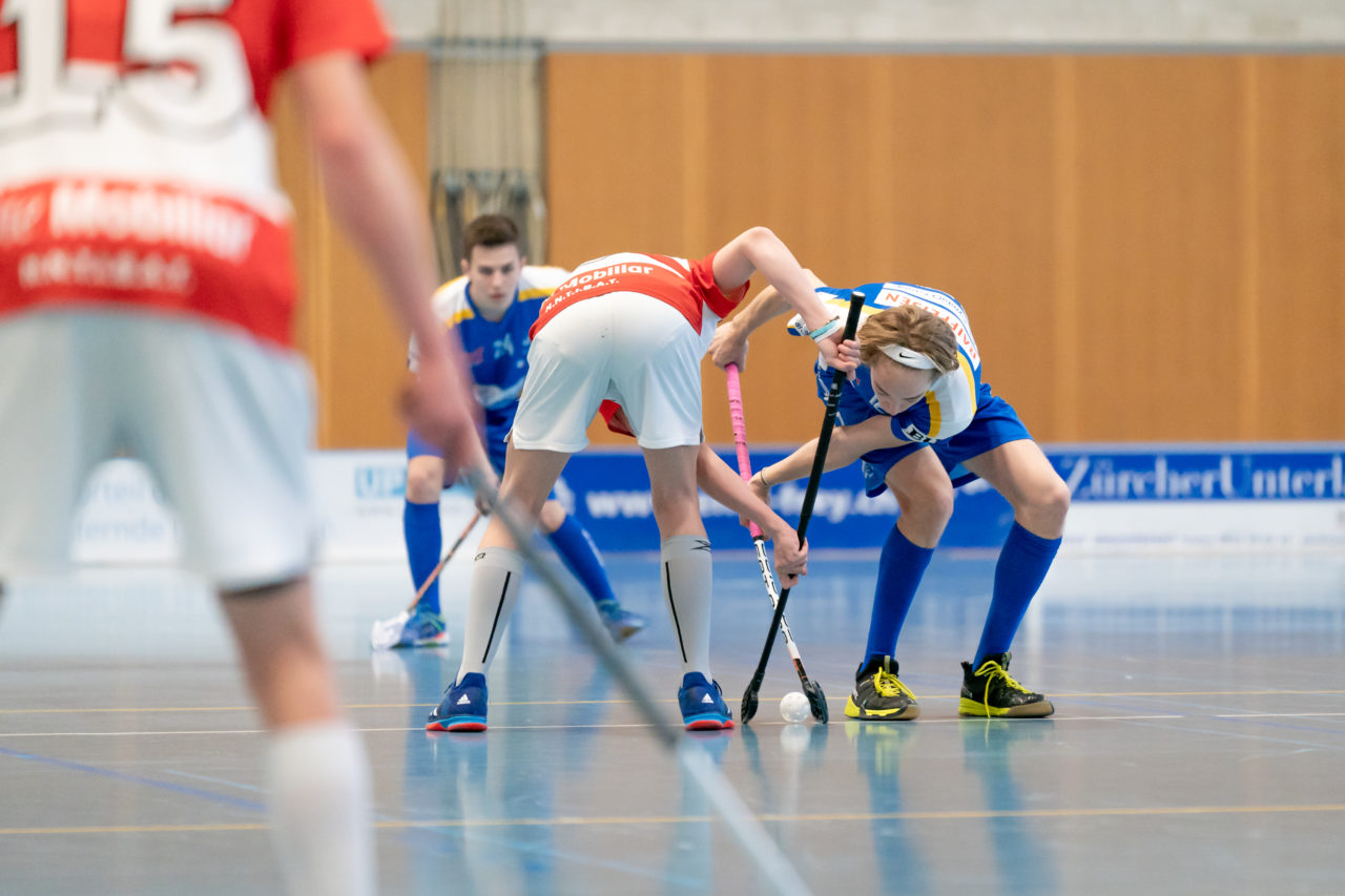 Ruebisbach (Kloten), 24.03.2019, Unihockey Junioren U18 B Auf-/Abstiegsspiele Spiel 1, Kloten-Dietlikon Jets - UHC Thun, Mario Loeliger (Nr. 12, Kloten-Dietlikon Jets) beim Anspiel

(Claudio Schwarz, unihockey-fotos.ch)

Copyright: Claudio Schwarz, unihockey-fotos.ch – Dieses Bild wurde durch swiss unihockey lizenziert und darf ausschliesslich auf den Online-Kanälen von swiss unihockey verwendet werden. Die redaktionelle oder kommerzielle Nutzung durch Dritte (Medien, Vereine, Unternehmen oder Privatpersonen) per Download von diesem flickr-Account ist ausgeschlossen. Das Bild kann bei Interesse via unihockey-fotos.ch kostenpflichtig lizenziert werden. unihockey-fotos.ch behält sich vor, fehlbaren Medien, Vereinen, Unternehmen oder Privatpersonen Bilder mit einem Zuschlag in Rechnung zu stellen.