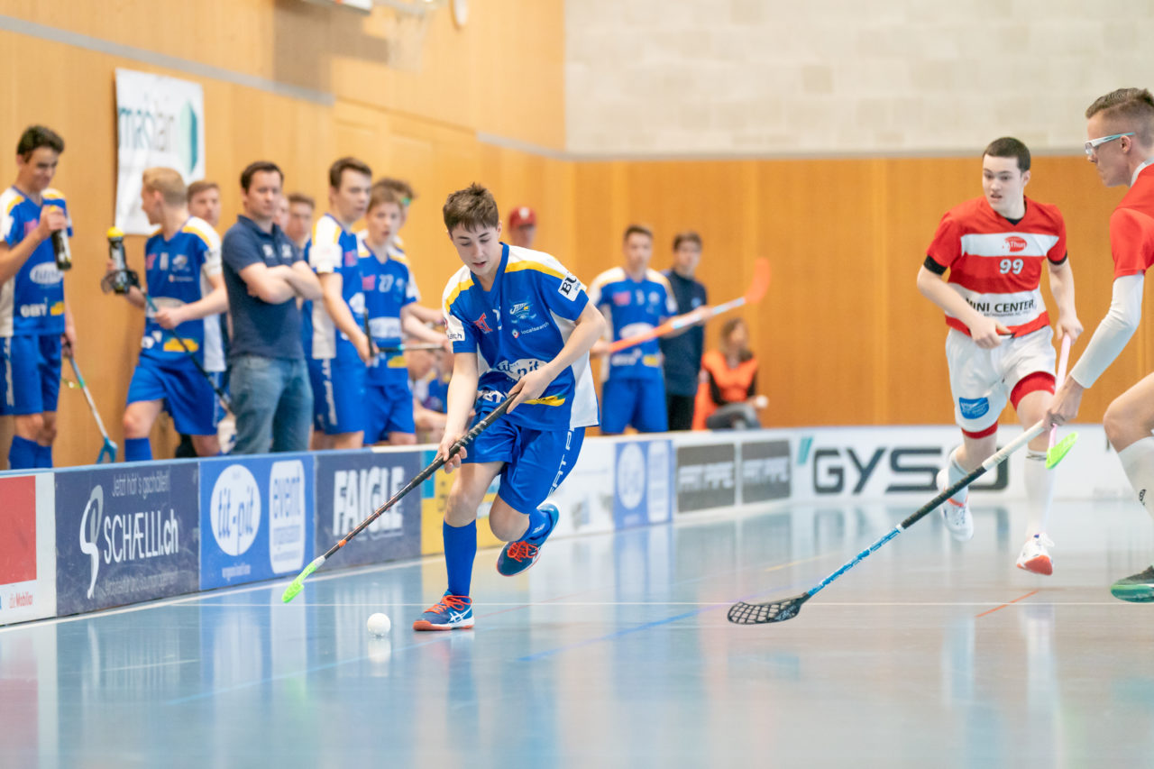 Ruebisbach (Kloten), 24.03.2019, Unihockey Junioren U18 B Auf-/Abstiegsspiele Spiel 1, Kloten-Dietlikon Jets - UHC Thun, Tim Zahner (Nr. 21, Kloten-Dietlikon Jets) am Ball

(Claudio Schwarz, unihockey-fotos.ch)

Copyright: Claudio Schwarz, unihockey-fotos.ch – Dieses Bild wurde durch swiss unihockey lizenziert und darf ausschliesslich auf den Online-Kanälen von swiss unihockey verwendet werden. Die redaktionelle oder kommerzielle Nutzung durch Dritte (Medien, Vereine, Unternehmen oder Privatpersonen) per Download von diesem flickr-Account ist ausgeschlossen. Das Bild kann bei Interesse via unihockey-fotos.ch kostenpflichtig lizenziert werden. unihockey-fotos.ch behält sich vor, fehlbaren Medien, Vereinen, Unternehmen oder Privatpersonen Bilder mit einem Zuschlag in Rechnung zu stellen.