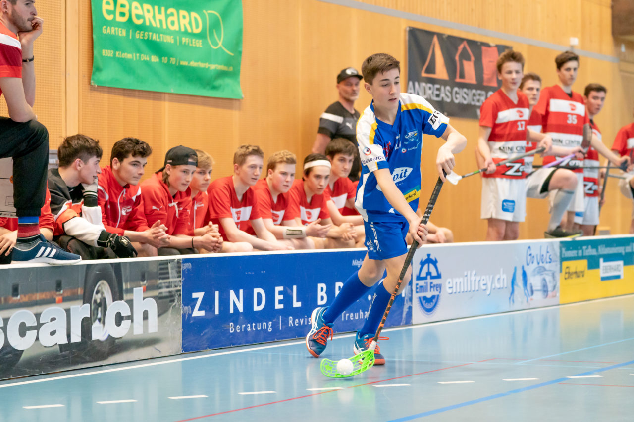 Ruebisbach (Kloten), 24.03.2019, Unihockey Junioren U18 B Auf-/Abstiegsspiele Spiel 1, Kloten-Dietlikon Jets - UHC Thun, Tim Zahner (Nr. 21, Kloten-Dietlikon Jets) spielt einen Pass

(Claudio Schwarz, unihockey-fotos.ch)

Copyright: Claudio Schwarz, unihockey-fotos.ch – Dieses Bild wurde durch swiss unihockey lizenziert und darf ausschliesslich auf den Online-Kanälen von swiss unihockey verwendet werden. Die redaktionelle oder kommerzielle Nutzung durch Dritte (Medien, Vereine, Unternehmen oder Privatpersonen) per Download von diesem flickr-Account ist ausgeschlossen. Das Bild kann bei Interesse via unihockey-fotos.ch kostenpflichtig lizenziert werden. unihockey-fotos.ch behält sich vor, fehlbaren Medien, Vereinen, Unternehmen oder Privatpersonen Bilder mit einem Zuschlag in Rechnung zu stellen.