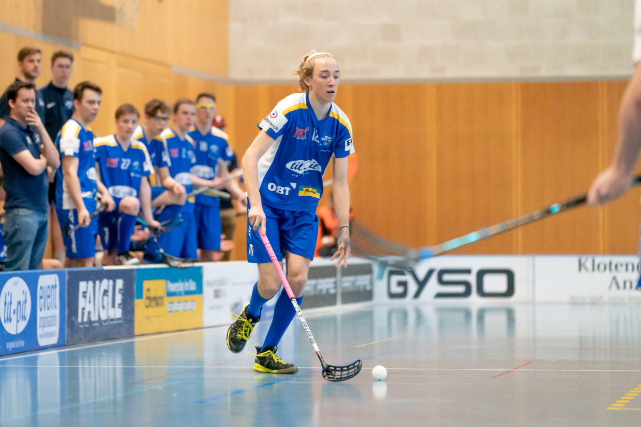 Ruebisbach (Kloten), 24.03.2019, Unihockey Junioren U18 B Auf-/Abstiegsspiele Spiel 1, Kloten-Dietlikon Jets - UHC Thun, Mario Loeliger (Nr. 12, Kloten-Dietlikon Jets) am Ball

(Claudio Schwarz, unihockey-fotos.ch)

Copyright: Claudio Schwarz, unihockey-fotos.ch – Dieses Bild wurde durch swiss unihockey lizenziert und darf ausschliesslich auf den Online-Kanälen von swiss unihockey verwendet werden. Die redaktionelle oder kommerzielle Nutzung durch Dritte (Medien, Vereine, Unternehmen oder Privatpersonen) per Download von diesem flickr-Account ist ausgeschlossen. Das Bild kann bei Interesse via unihockey-fotos.ch kostenpflichtig lizenziert werden. unihockey-fotos.ch behält sich vor, fehlbaren Medien, Vereinen, Unternehmen oder Privatpersonen Bilder mit einem Zuschlag in Rechnung zu stellen.