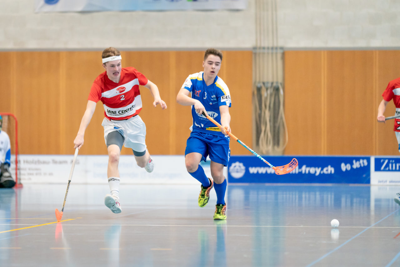 Ruebisbach (Kloten), 24.03.2019, Unihockey Junioren U18 B Auf-/Abstiegsspiele Spiel 1, Kloten-Dietlikon Jets - UHC Thun, Silvan Camenisch (Nr. 3, Kloten-Dietlikon Jets) spielt einen Pass

(Claudio Schwarz, unihockey-fotos.ch)

Copyright: Claudio Schwarz, unihockey-fotos.ch – Dieses Bild wurde durch swiss unihockey lizenziert und darf ausschliesslich auf den Online-Kanälen von swiss unihockey verwendet werden. Die redaktionelle oder kommerzielle Nutzung durch Dritte (Medien, Vereine, Unternehmen oder Privatpersonen) per Download von diesem flickr-Account ist ausgeschlossen. Das Bild kann bei Interesse via unihockey-fotos.ch kostenpflichtig lizenziert werden. unihockey-fotos.ch behält sich vor, fehlbaren Medien, Vereinen, Unternehmen oder Privatpersonen Bilder mit einem Zuschlag in Rechnung zu stellen.
