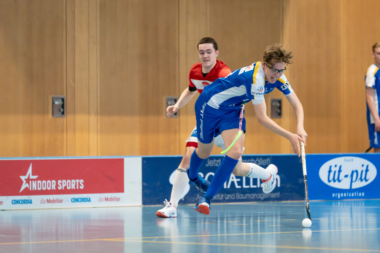 Ruebisbach (Kloten), 24.03.2019, Unihockey Junioren U18 B Auf-/Abstiegsspiele Spiel 1, Kloten-Dietlikon Jets - UHC Thun, Mike Rickenbacher (Nr. 23, Kloten-Dietlikon Jets) wird zurückgehalten

(Claudio Schwarz, unihockey-fotos.ch)

Copyright: Claudio Schwarz, unihockey-fotos.ch – Dieses Bild wurde durch swiss unihockey lizenziert und darf ausschliesslich auf den Online-Kanälen von swiss unihockey verwendet werden. Die redaktionelle oder kommerzielle Nutzung durch Dritte (Medien, Vereine, Unternehmen oder Privatpersonen) per Download von diesem flickr-Account ist ausgeschlossen. Das Bild kann bei Interesse via unihockey-fotos.ch kostenpflichtig lizenziert werden. unihockey-fotos.ch behält sich vor, fehlbaren Medien, Vereinen, Unternehmen oder Privatpersonen Bilder mit einem Zuschlag in Rechnung zu stellen.