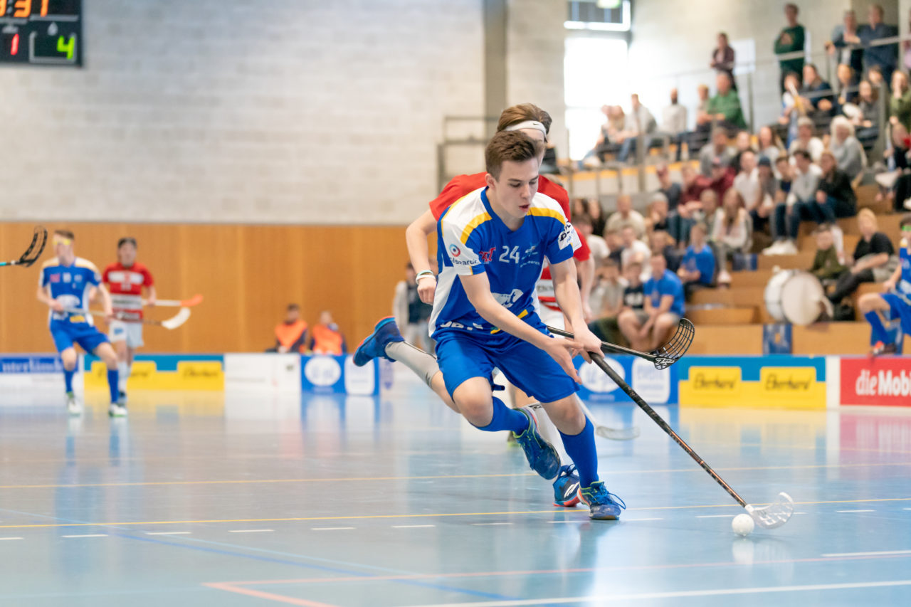 Ruebisbach (Kloten), 24.03.2019, Unihockey Junioren U18 B Auf-/Abstiegsspiele Spiel 1, Kloten-Dietlikon Jets - UHC Thun, Oliver Stöcklin (Nr. 24, Kloten-Dietlikon Jets) zieht auf das Thuner Tor

(Claudio Schwarz, unihockey-fotos.ch)

Copyright: Claudio Schwarz, unihockey-fotos.ch – Dieses Bild wurde durch swiss unihockey lizenziert und darf ausschliesslich auf den Online-Kanälen von swiss unihockey verwendet werden. Die redaktionelle oder kommerzielle Nutzung durch Dritte (Medien, Vereine, Unternehmen oder Privatpersonen) per Download von diesem flickr-Account ist ausgeschlossen. Das Bild kann bei Interesse via unihockey-fotos.ch kostenpflichtig lizenziert werden. unihockey-fotos.ch behält sich vor, fehlbaren Medien, Vereinen, Unternehmen oder Privatpersonen Bilder mit einem Zuschlag in Rechnung zu stellen.