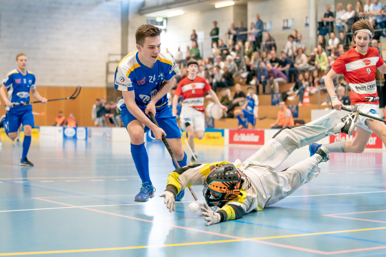 Ruebisbach (Kloten), 24.03.2019, Unihockey Junioren U18 B Auf-/Abstiegsspiele Spiel 1, Kloten-Dietlikon Jets - UHC Thun, Oliver Stöcklin (Nr. 24, Kloten-Dietlikon Jets) scheitert an Nicola Sönnichsen (Nr. 74, UHC Thun)

(Claudio Schwarz, unihockey-fotos.ch)

Copyright: Claudio Schwarz, unihockey-fotos.ch – Dieses Bild wurde durch swiss unihockey lizenziert und darf ausschliesslich auf den Online-Kanälen von swiss unihockey verwendet werden. Die redaktionelle oder kommerzielle Nutzung durch Dritte (Medien, Vereine, Unternehmen oder Privatpersonen) per Download von diesem flickr-Account ist ausgeschlossen. Das Bild kann bei Interesse via unihockey-fotos.ch kostenpflichtig lizenziert werden. unihockey-fotos.ch behält sich vor, fehlbaren Medien, Vereinen, Unternehmen oder Privatpersonen Bilder mit einem Zuschlag in Rechnung zu stellen.