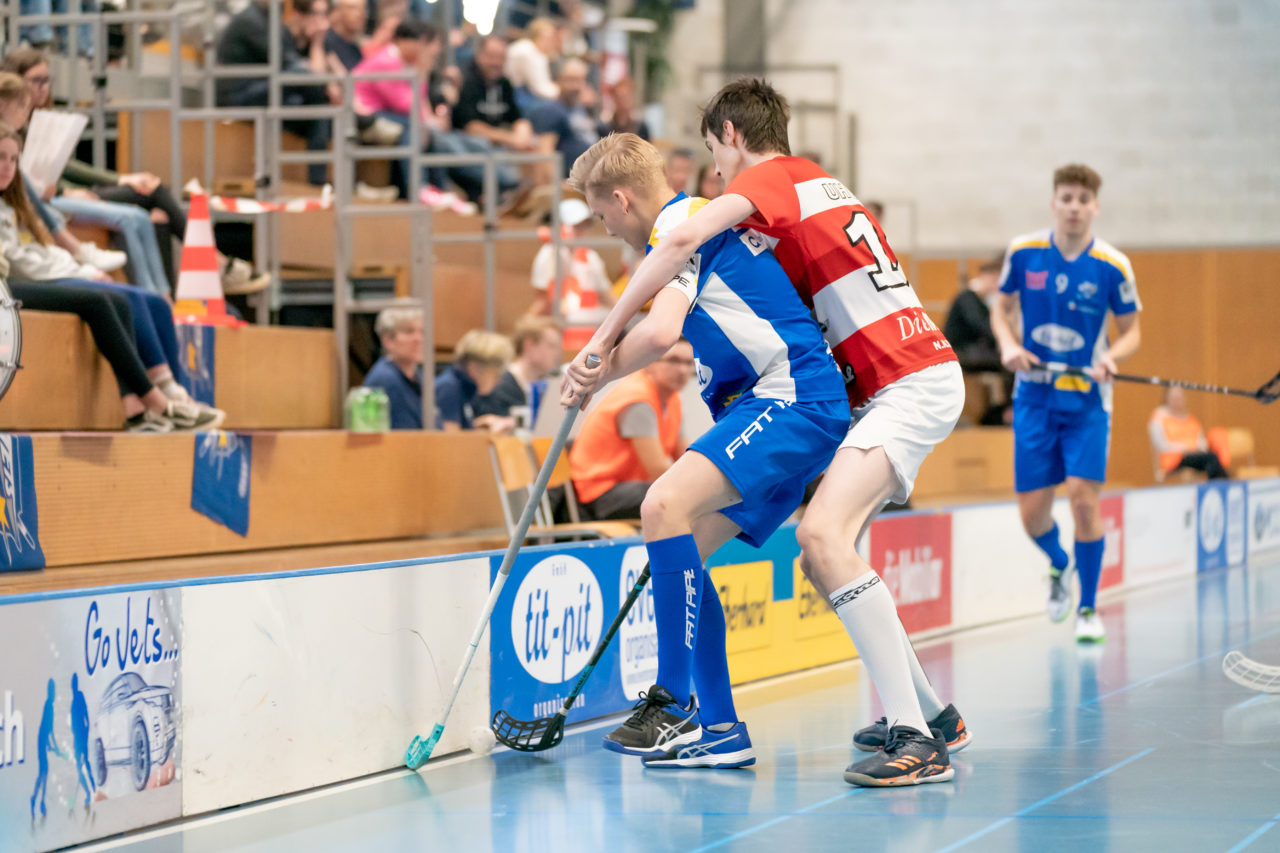 Ruebisbach (Kloten), 24.03.2019, Unihockey Junioren U18 B Auf-/Abstiegsspiele Spiel 1, Kloten-Dietlikon Jets - UHC Thun, Nick Christen (Nr. 11, Kloten-Dietlikon Jets) wird von einem Thuner bedrängt

(Claudio Schwarz, unihockey-fotos.ch)

Copyright: Claudio Schwarz, unihockey-fotos.ch – Dieses Bild wurde durch swiss unihockey lizenziert und darf ausschliesslich auf den Online-Kanälen von swiss unihockey verwendet werden. Die redaktionelle oder kommerzielle Nutzung durch Dritte (Medien, Vereine, Unternehmen oder Privatpersonen) per Download von diesem flickr-Account ist ausgeschlossen. Das Bild kann bei Interesse via unihockey-fotos.ch kostenpflichtig lizenziert werden. unihockey-fotos.ch behält sich vor, fehlbaren Medien, Vereinen, Unternehmen oder Privatpersonen Bilder mit einem Zuschlag in Rechnung zu stellen.