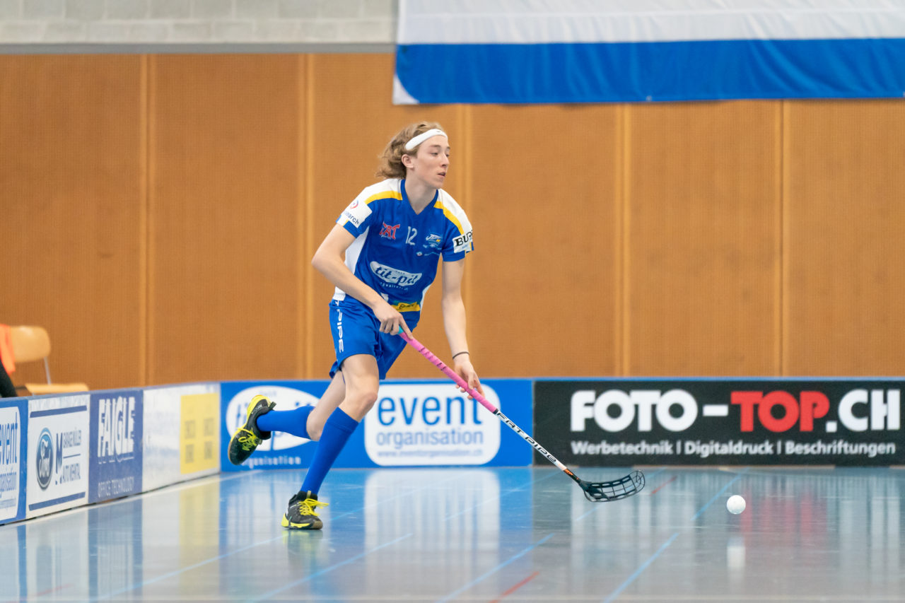 Ruebisbach (Kloten), 24.03.2019, Unihockey Junioren U18 B Auf-/Abstiegsspiele Spiel 1, Kloten-Dietlikon Jets - UHC Thun, Mario Loeliger (Nr. 12, Kloten-Dietlikon Jets) am Ball

(Claudio Schwarz, unihockey-fotos.ch)

Copyright: Claudio Schwarz, unihockey-fotos.ch – Dieses Bild wurde durch swiss unihockey lizenziert und darf ausschliesslich auf den Online-Kanälen von swiss unihockey verwendet werden. Die redaktionelle oder kommerzielle Nutzung durch Dritte (Medien, Vereine, Unternehmen oder Privatpersonen) per Download von diesem flickr-Account ist ausgeschlossen. Das Bild kann bei Interesse via unihockey-fotos.ch kostenpflichtig lizenziert werden. unihockey-fotos.ch behält sich vor, fehlbaren Medien, Vereinen, Unternehmen oder Privatpersonen Bilder mit einem Zuschlag in Rechnung zu stellen.