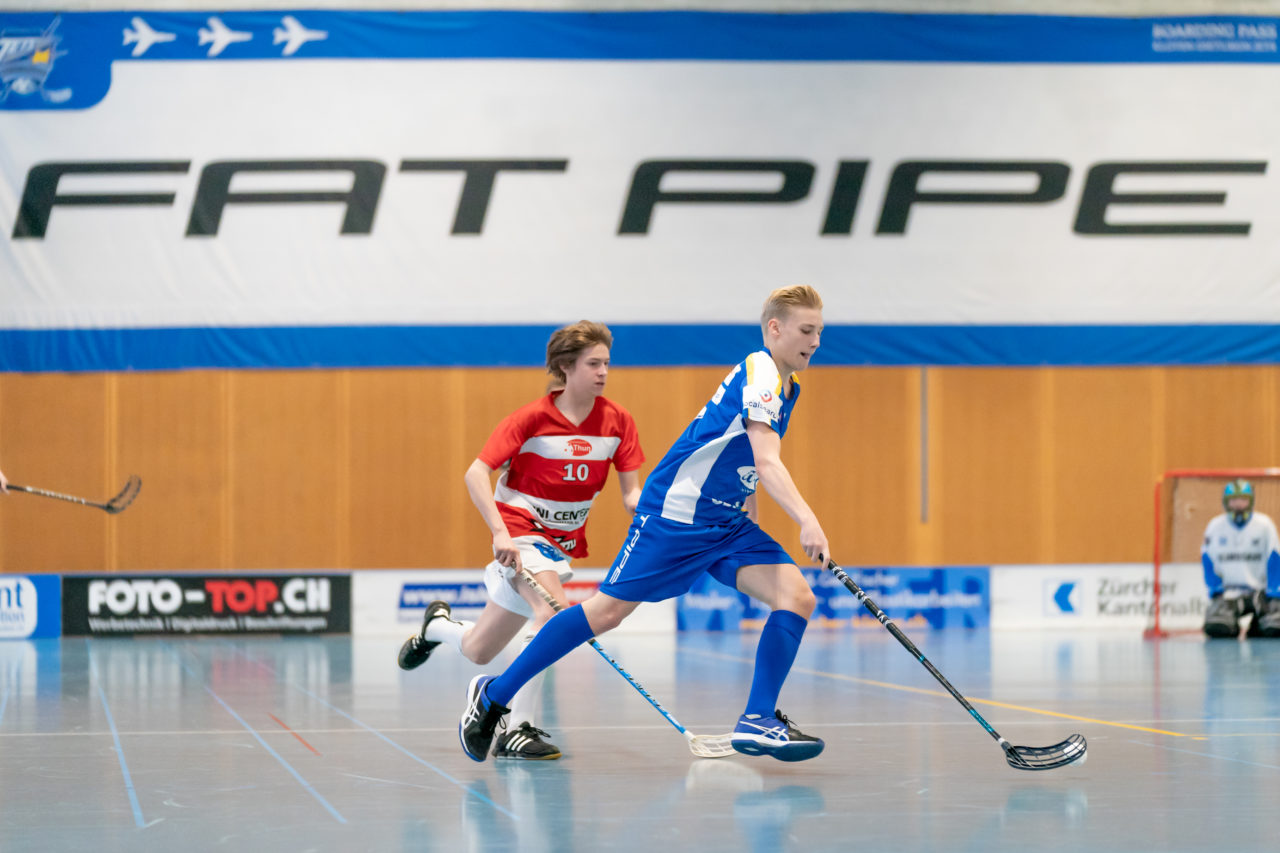 Ruebisbach (Kloten), 24.03.2019, Unihockey Junioren U18 B Auf-/Abstiegsspiele Spiel 1, Kloten-Dietlikon Jets - UHC Thun, Nick Christen (Nr. 11, Kloten-Dietlikon Jets) am Ball

(Claudio Schwarz, unihockey-fotos.ch)

Copyright: Claudio Schwarz, unihockey-fotos.ch – Dieses Bild wurde durch swiss unihockey lizenziert und darf ausschliesslich auf den Online-Kanälen von swiss unihockey verwendet werden. Die redaktionelle oder kommerzielle Nutzung durch Dritte (Medien, Vereine, Unternehmen oder Privatpersonen) per Download von diesem flickr-Account ist ausgeschlossen. Das Bild kann bei Interesse via unihockey-fotos.ch kostenpflichtig lizenziert werden. unihockey-fotos.ch behält sich vor, fehlbaren Medien, Vereinen, Unternehmen oder Privatpersonen Bilder mit einem Zuschlag in Rechnung zu stellen.