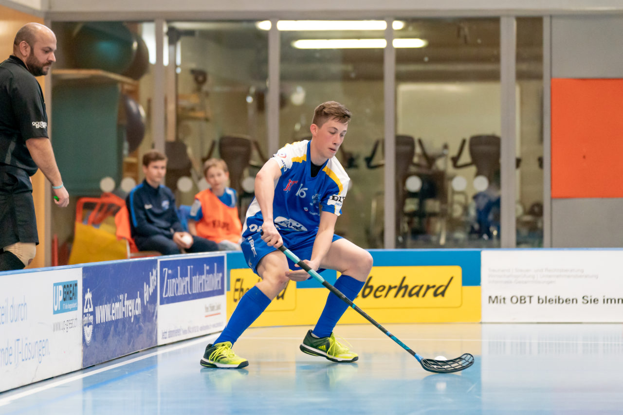 Ruebisbach (Kloten), 24.03.2019, Unihockey Junioren U18 B Auf-/Abstiegsspiele Spiel 1, Kloten-Dietlikon Jets - UHC Thun, Siro Zahner (Nr. 16, Kloten-Dietlikon Jets) am Ball

(Claudio Schwarz, unihockey-fotos.ch)

Copyright: Claudio Schwarz, unihockey-fotos.ch – Dieses Bild wurde durch swiss unihockey lizenziert und darf ausschliesslich auf den Online-Kanälen von swiss unihockey verwendet werden. Die redaktionelle oder kommerzielle Nutzung durch Dritte (Medien, Vereine, Unternehmen oder Privatpersonen) per Download von diesem flickr-Account ist ausgeschlossen. Das Bild kann bei Interesse via unihockey-fotos.ch kostenpflichtig lizenziert werden. unihockey-fotos.ch behält sich vor, fehlbaren Medien, Vereinen, Unternehmen oder Privatpersonen Bilder mit einem Zuschlag in Rechnung zu stellen.